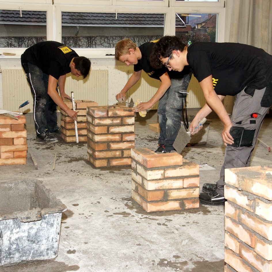 In der Bauhalle bei der Praxisarbeit: Insgesamt 60 Schülerinnen und Schüler aus Vorarlberger Polytechnischen- und Mittelschulen lernten die Vielfalt der Bauberufe kennen.
