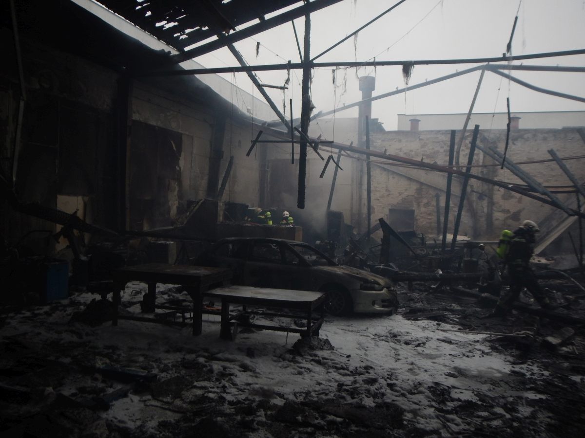 Die Halle in der Kinskygasse brannte beinahe komplett aus. Die Halle in der Kinskygasse brannte beinahe komplett aus.