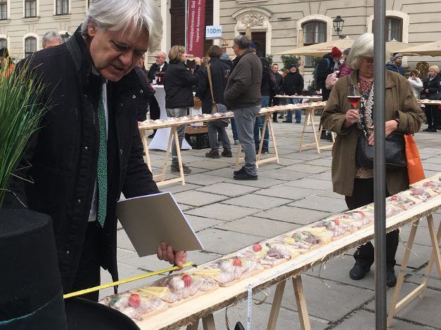 In Wien wurde mit der längsten Brettljause der Welt ein neuer Weltrekord aufgestellt. In Wien wurde mit der längsten Brettljause der Welt ein neuer Weltrekord aufgestellt.