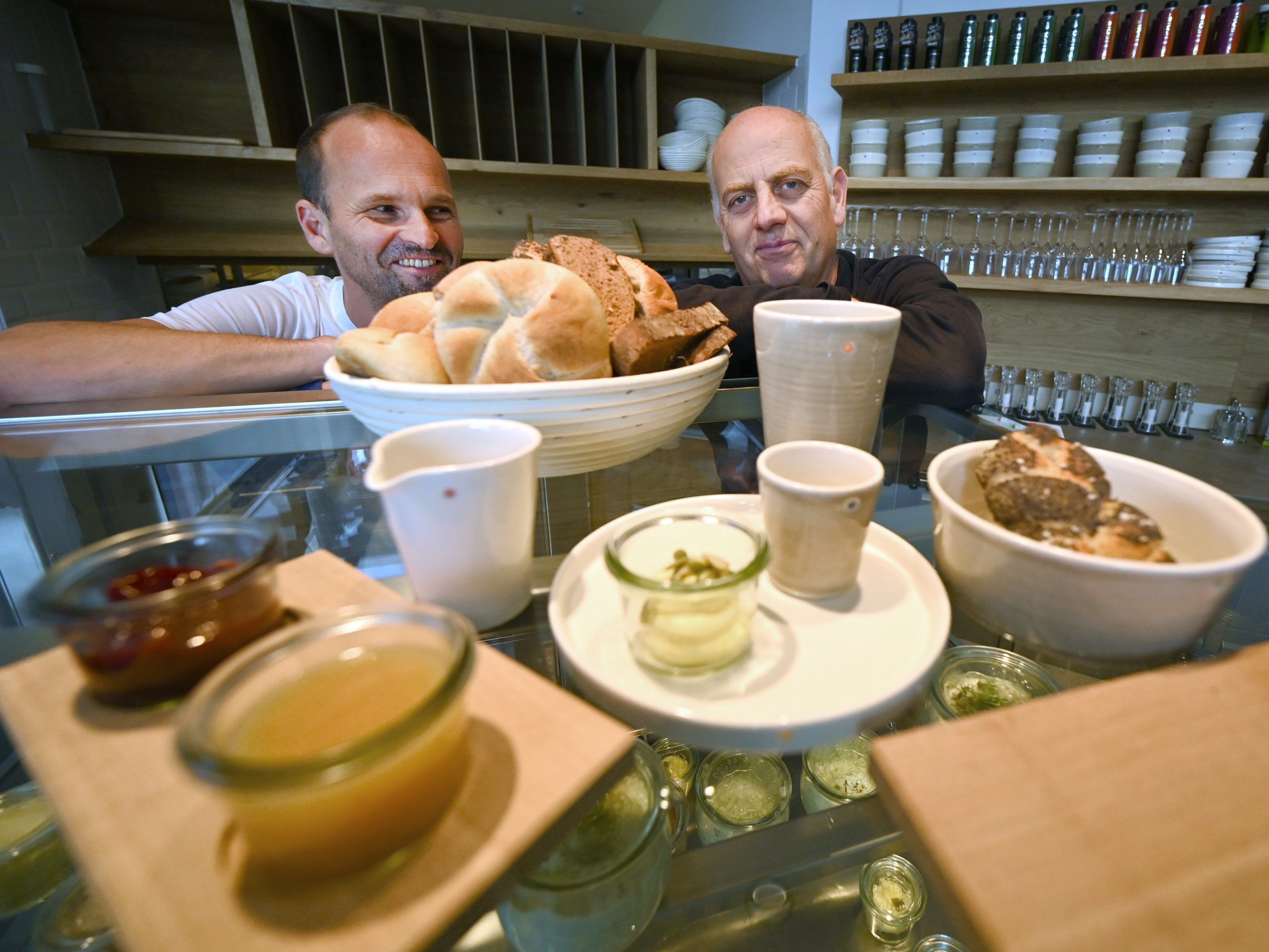 Christoph Chorherr, gemeinsam und Bäcker Helmut Gragger haben eine Bäckerei eröffnet. Christoph Chorherr, gemeinsam und Bäcker Helmut Gragger haben eine Bäckerei eröffnet.
