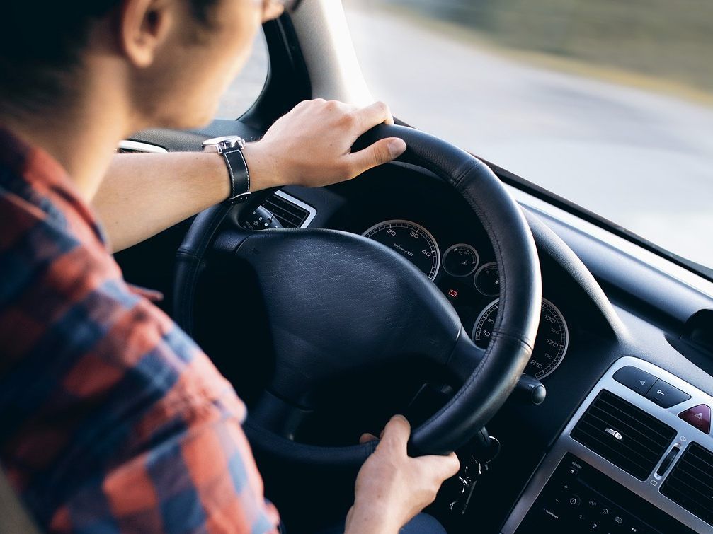 Nach einem Überholmanöver auf der Wiener A22 eskalierte der Streit zweier Autofahrer.