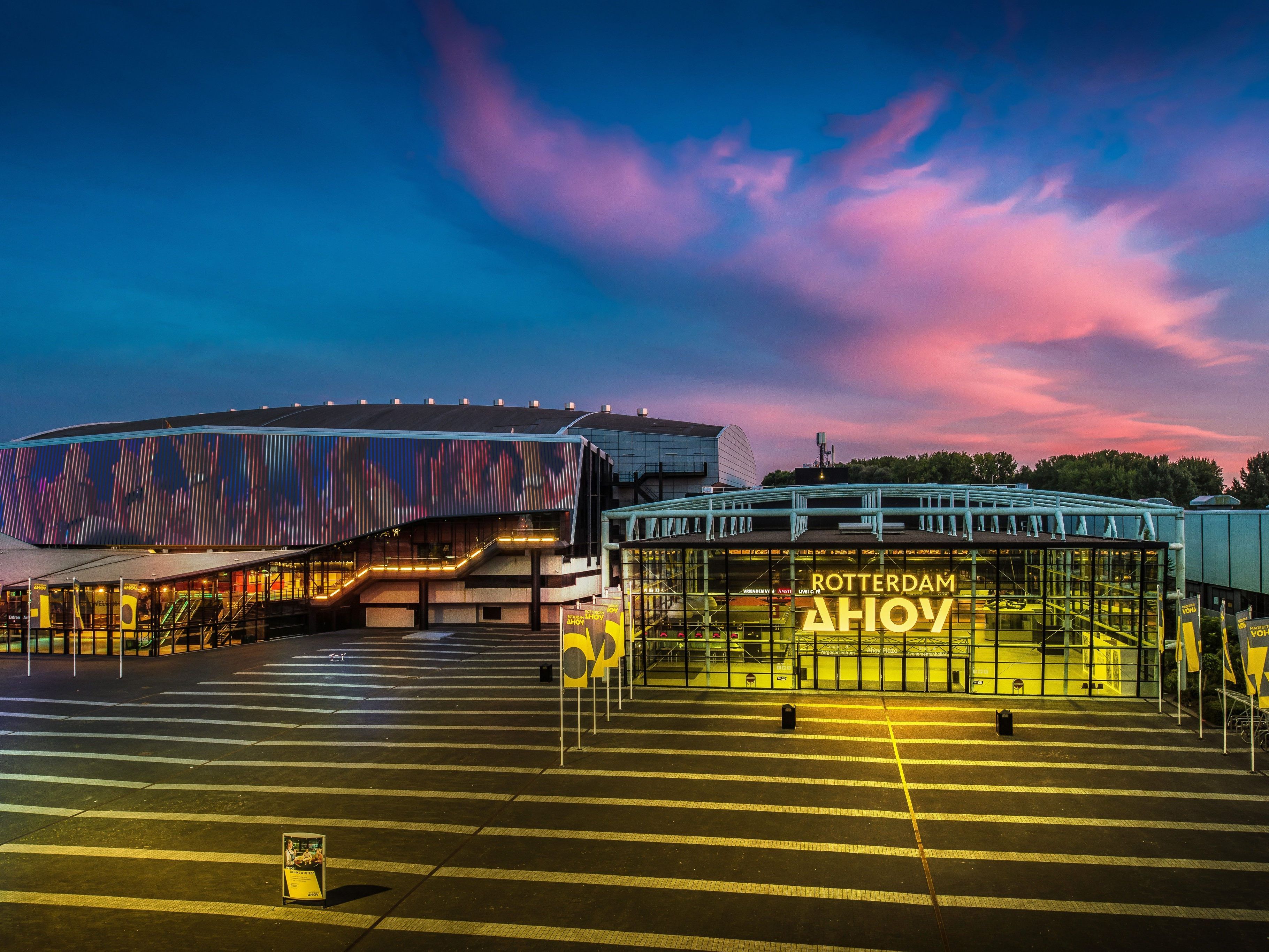 Unter dem Motto "Open Up" singen 41 Länder in der Ahoy Arena um den Sieg. Unter dem Motto "Open Up" singen 41 Länder in der Ahoy Arena um den Sieg.