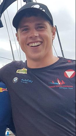 as OeSV-49er-Duo David Hussl (l.) und Benjamin Bildstein mit Roman Hagara (Mitte)