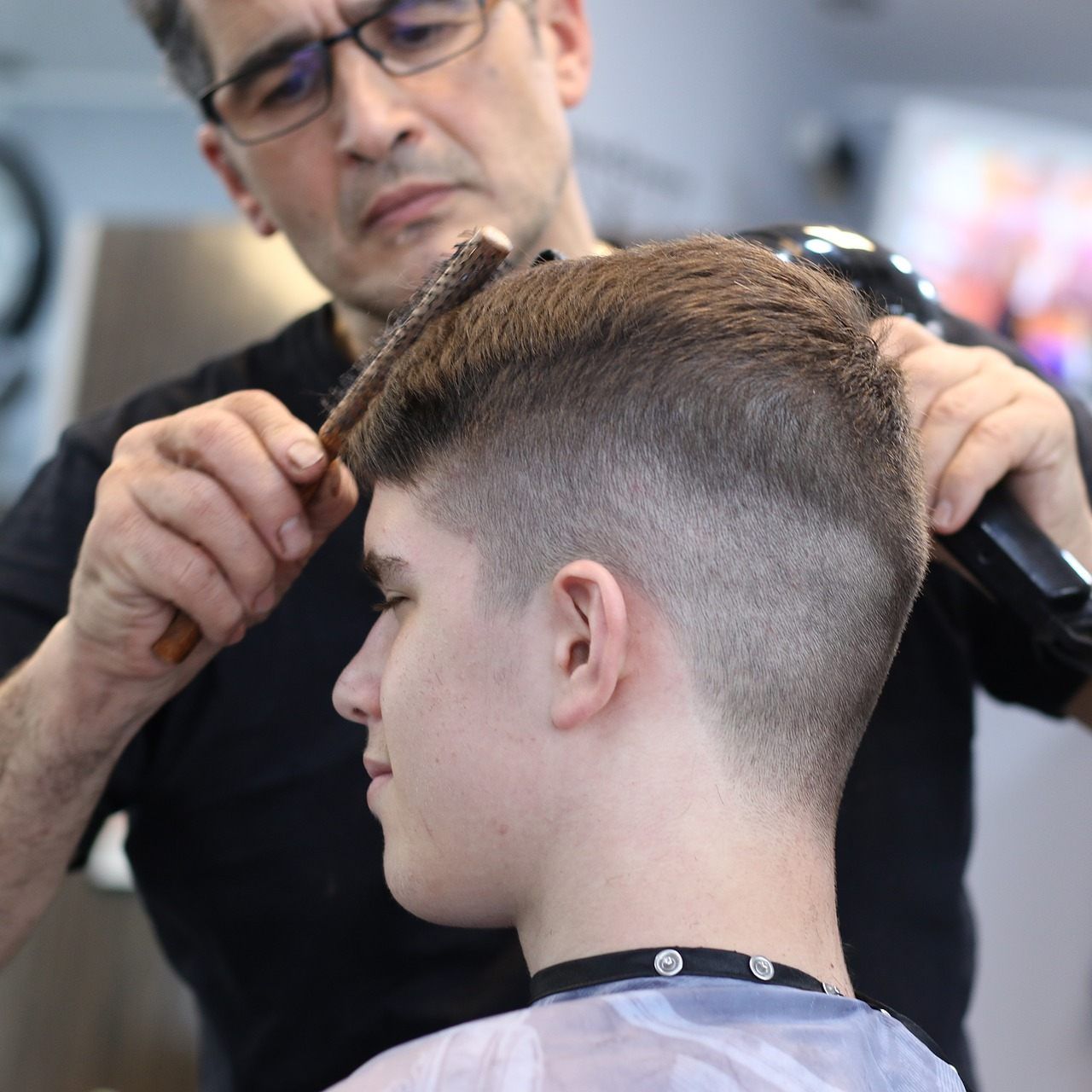 In sechs von neun Bundesländern werden Friseure gesucht.