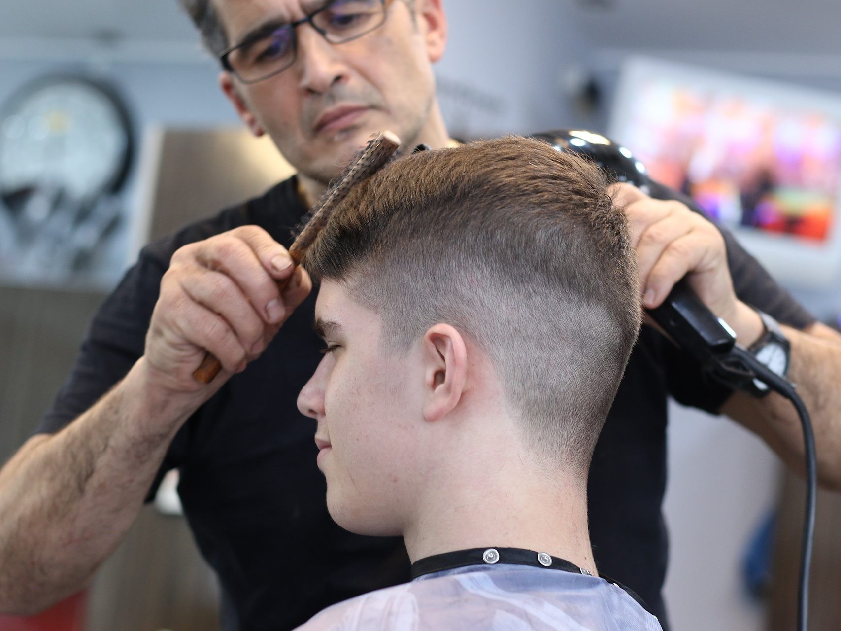 In sechs von neun Bundesländern werden Friseure gesucht.