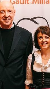 Gastgeber Familie Benner (Foto: Ohilipp Lipiarski), rechts: Außen- und Innenansicht des Romantik Restaurants Altes Gericht