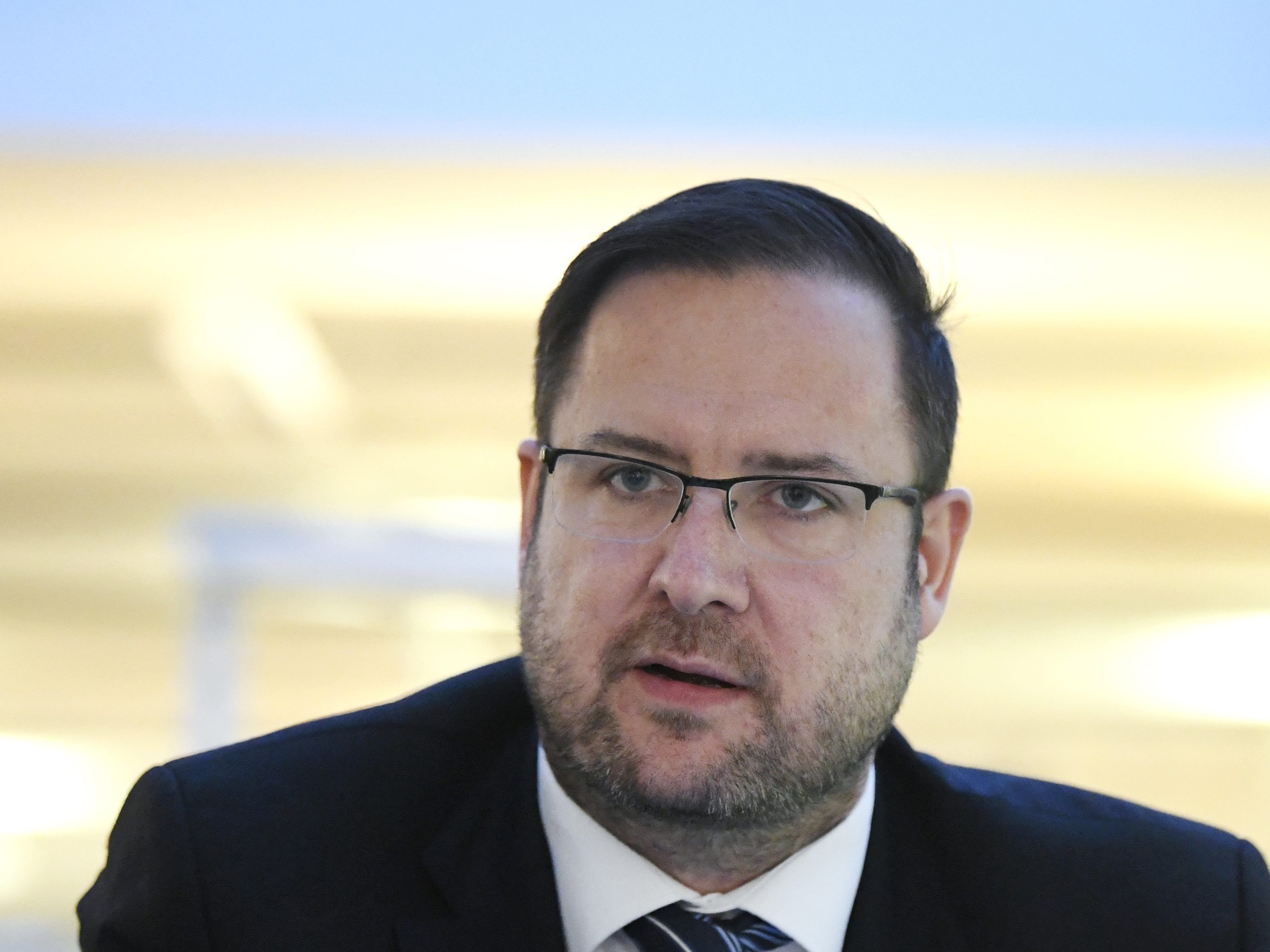 Christian Hafenecker verringert seinen morgentlichen Lesestoff.