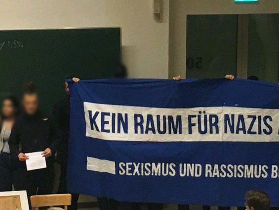 Die Studenten hielten ein Plakat mit "Nazis raus" hoch. Die Studenten hielten ein Plakat mit "Nazis raus" hoch.