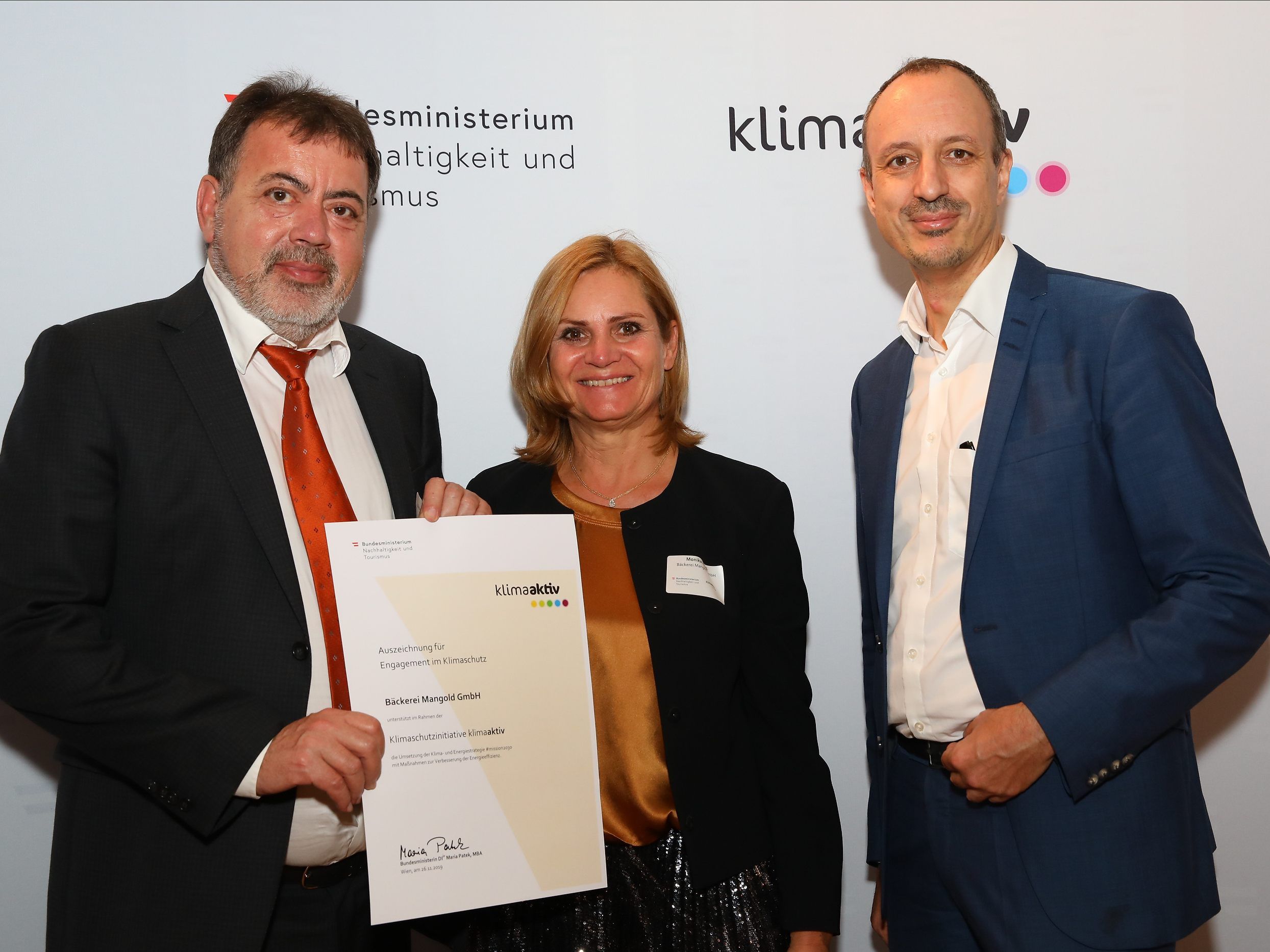 Verleihung durch Sektionschef (des BMNT) Dr. Jürgen Schneider (re.) an Monika und Egon Haag, Geschäftsführer und Inhaber der Bäckerei Mangold GmbH.(