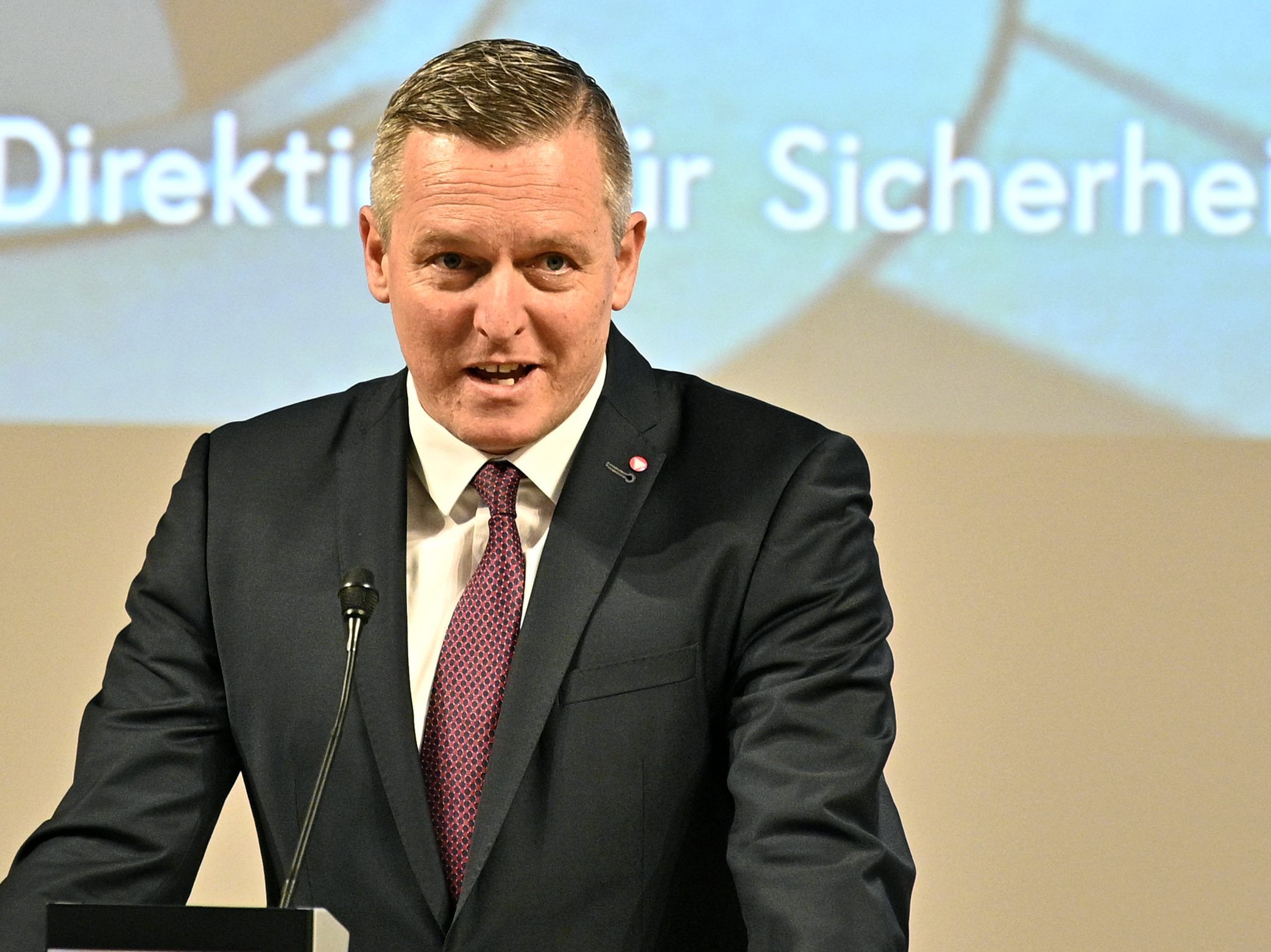 Mario Kunasek geht kurz vor der Wahl auf diestanz zum Akademikerverband.