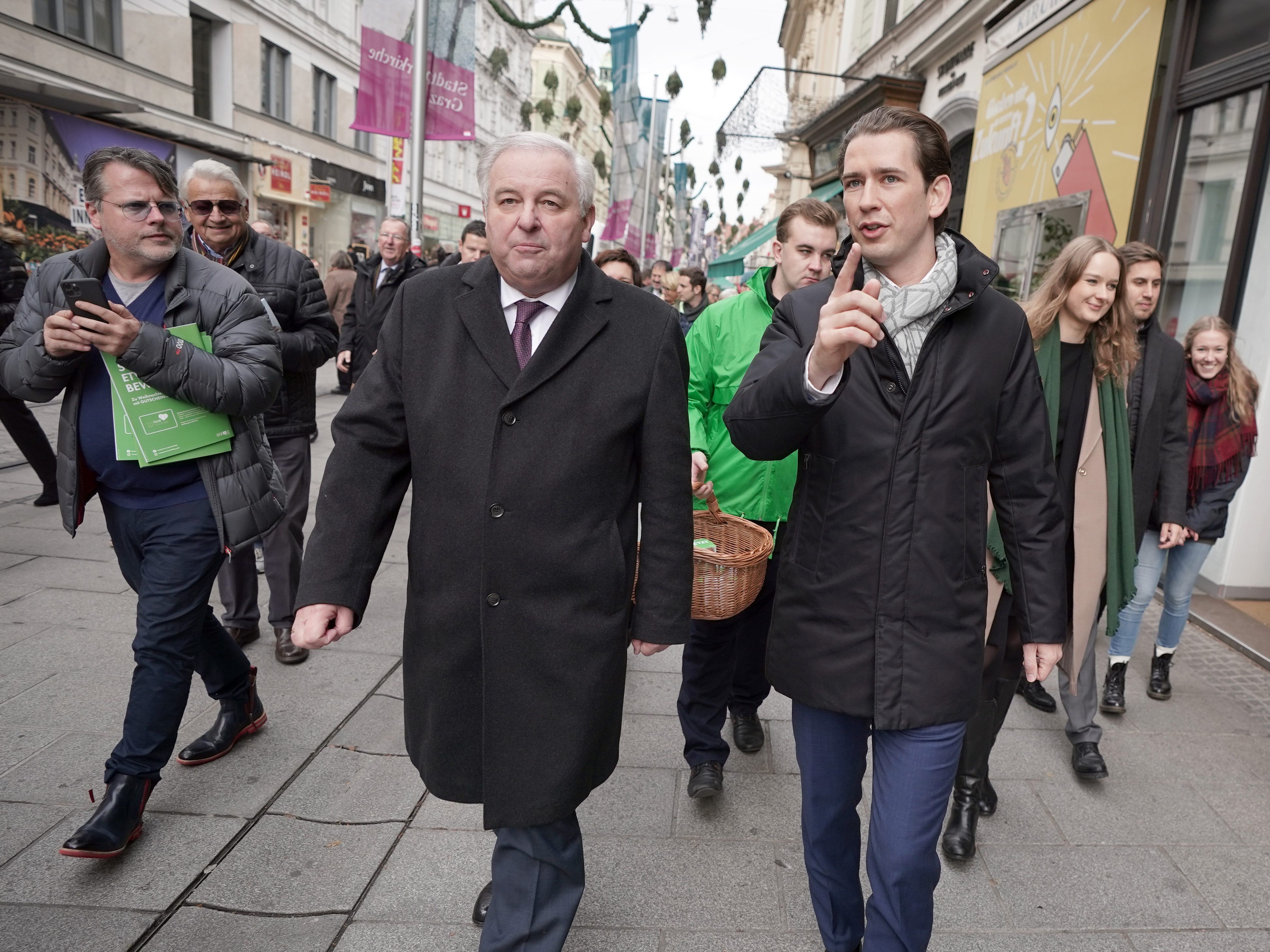 Sebastian Kurz und Herrmann Schützenhöfer verteilten Wahlkampfgeschenke in Graz.