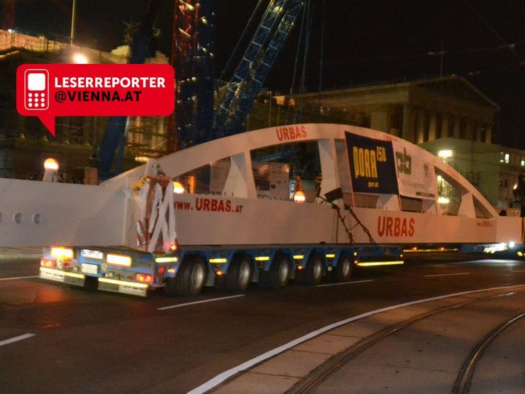 Der erste Stahlträger wurde geliefert und auf das Dach gehoben.