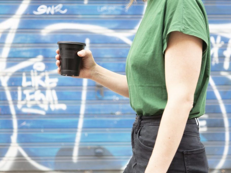 Den "To go"-Becher kann man an Automaten und teilnehmenden Betrieben zurückgeben. Den "To go"-Becher kann man an Automaten und teilnehmenden Betrieben zurückgeben.