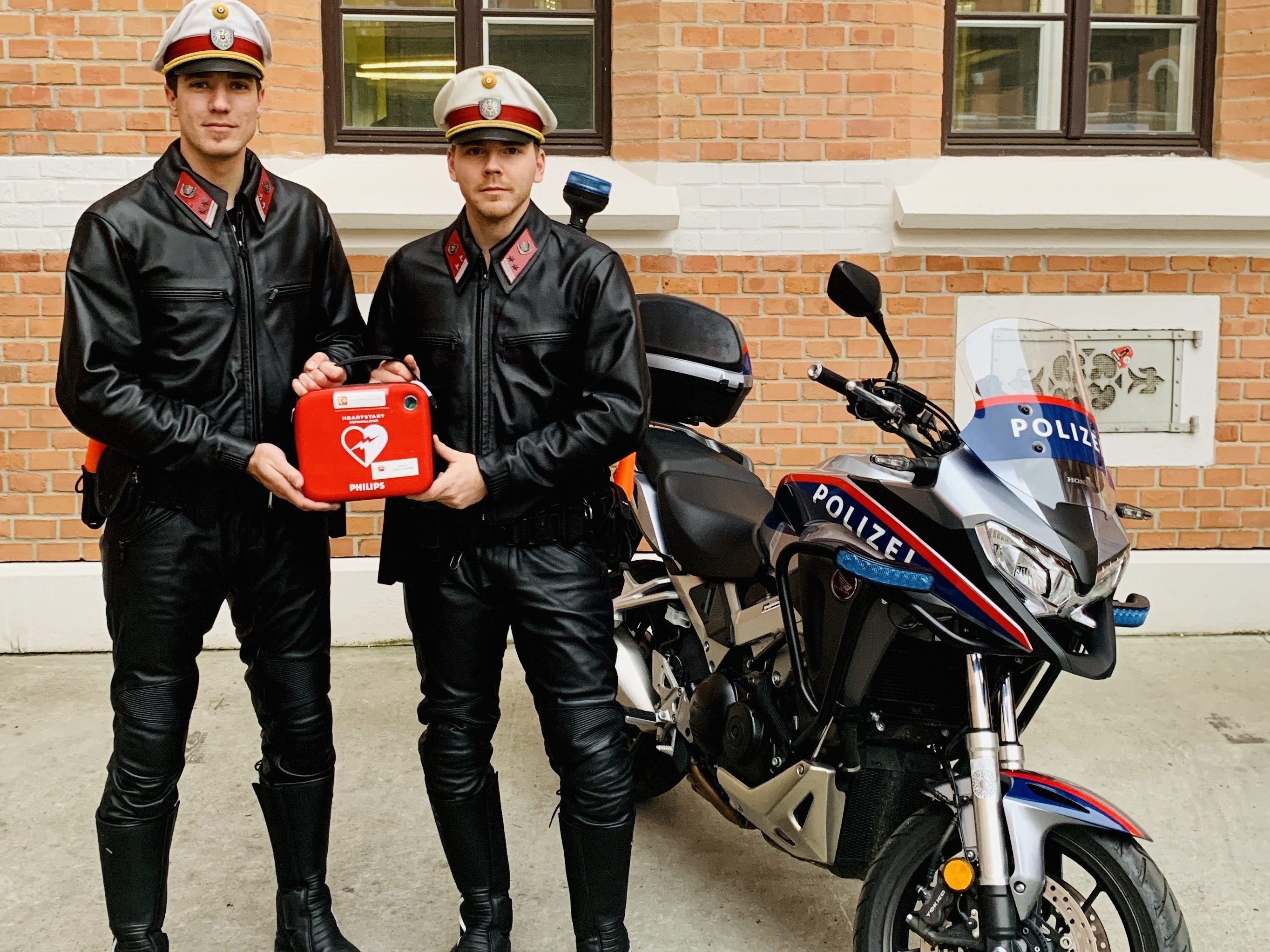 Die zwei Wiener Polizisten wurden zu Lebensrettern. Die zwei Wiener Polizisten wurden zu Lebensrettern.