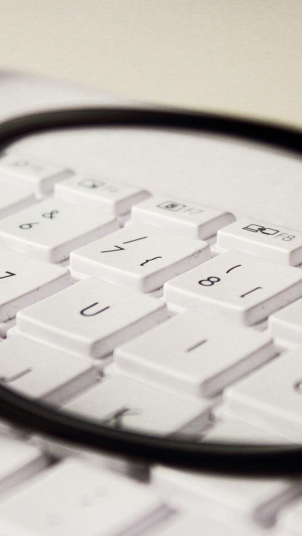 Büroarbeit kann sich negativ auf die Augen auswirken.