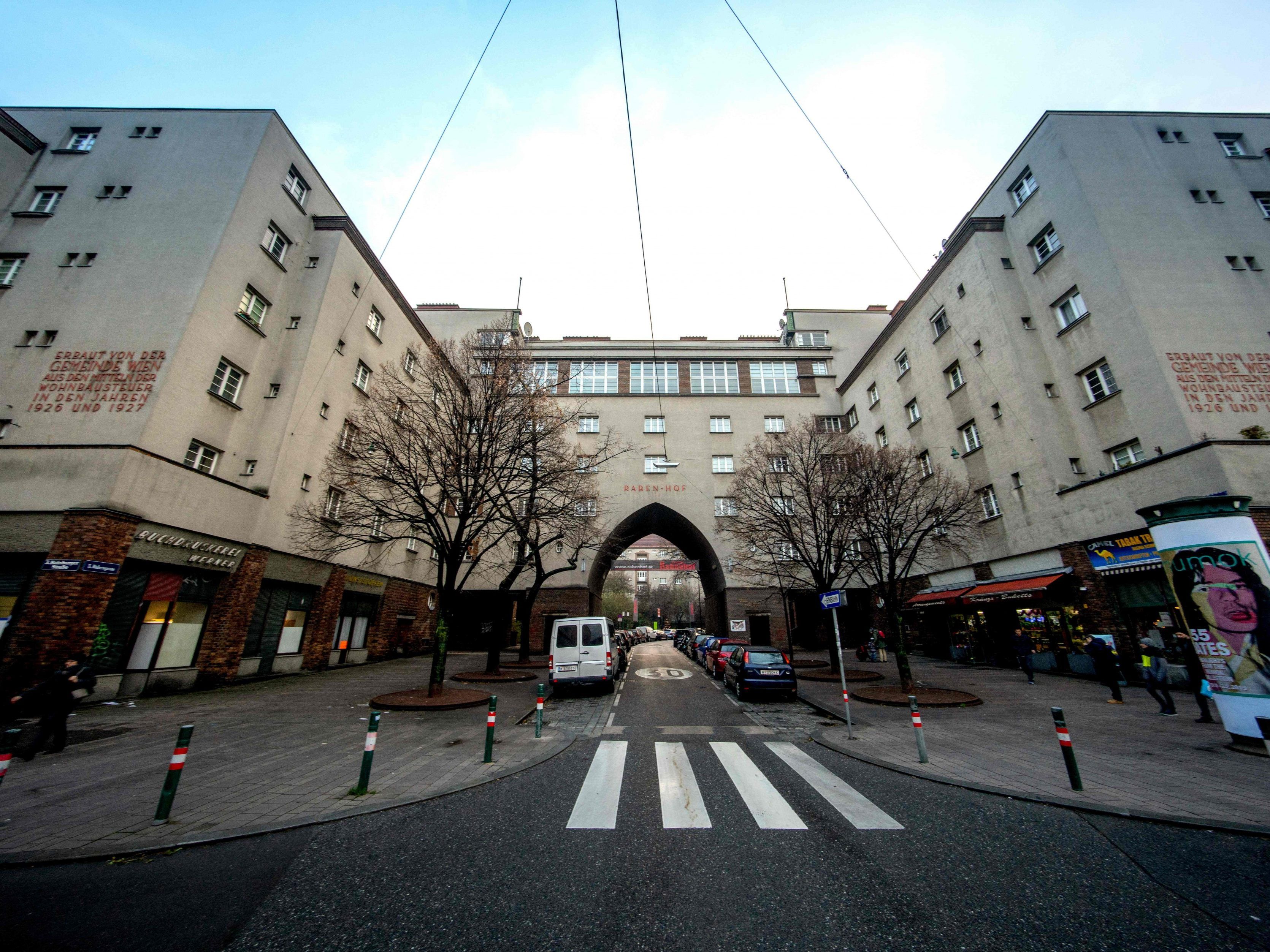 Die Premiere fand im Wiener Rabenhof statt. Die Premiere fand im Wiener Rabenhof statt.