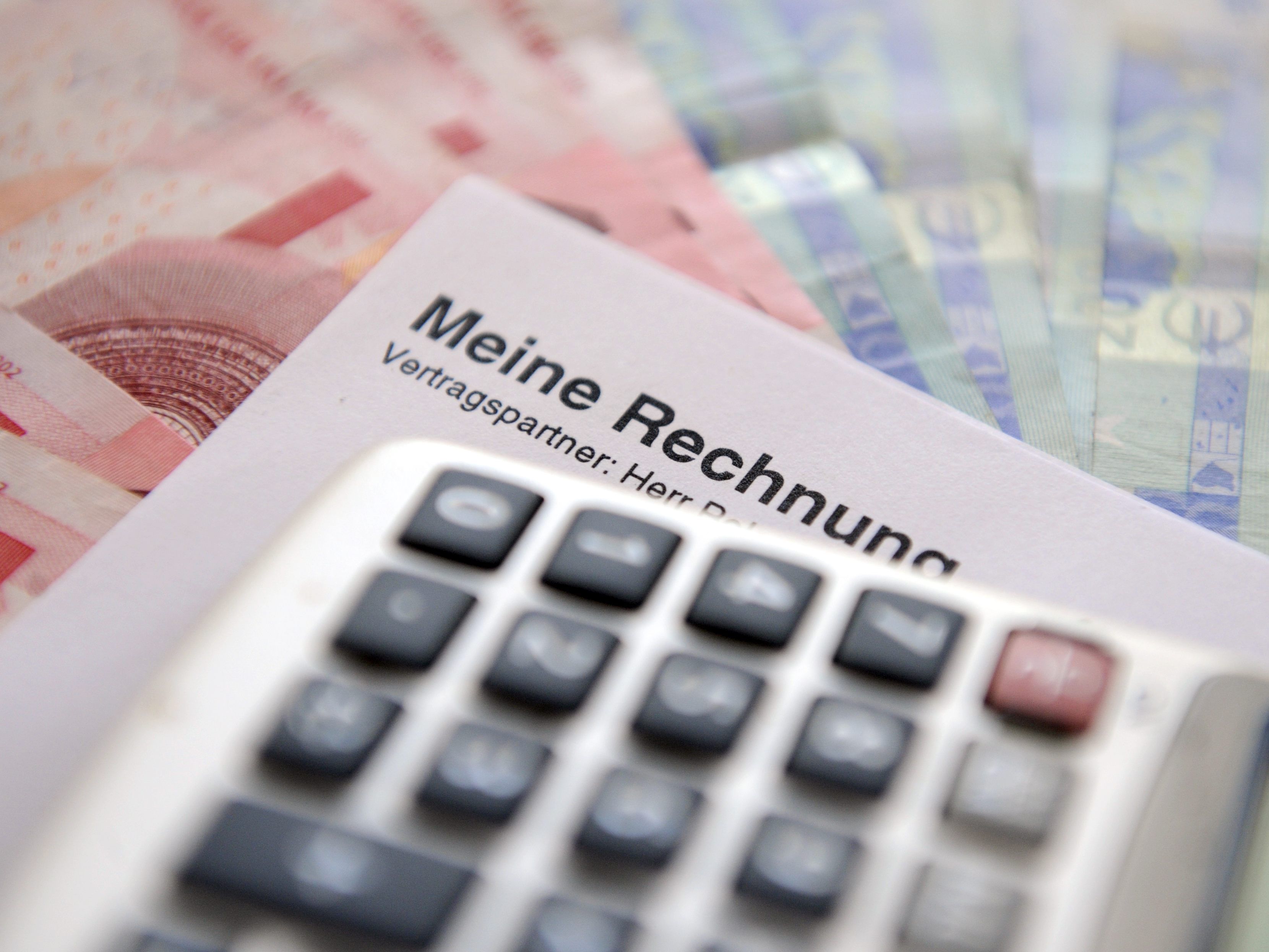 Miete und Ärzte werden erst nach der Internetrechnung bezahlt. Miete und Ärzte werden erst nach der Internetrechnung bezahlt.