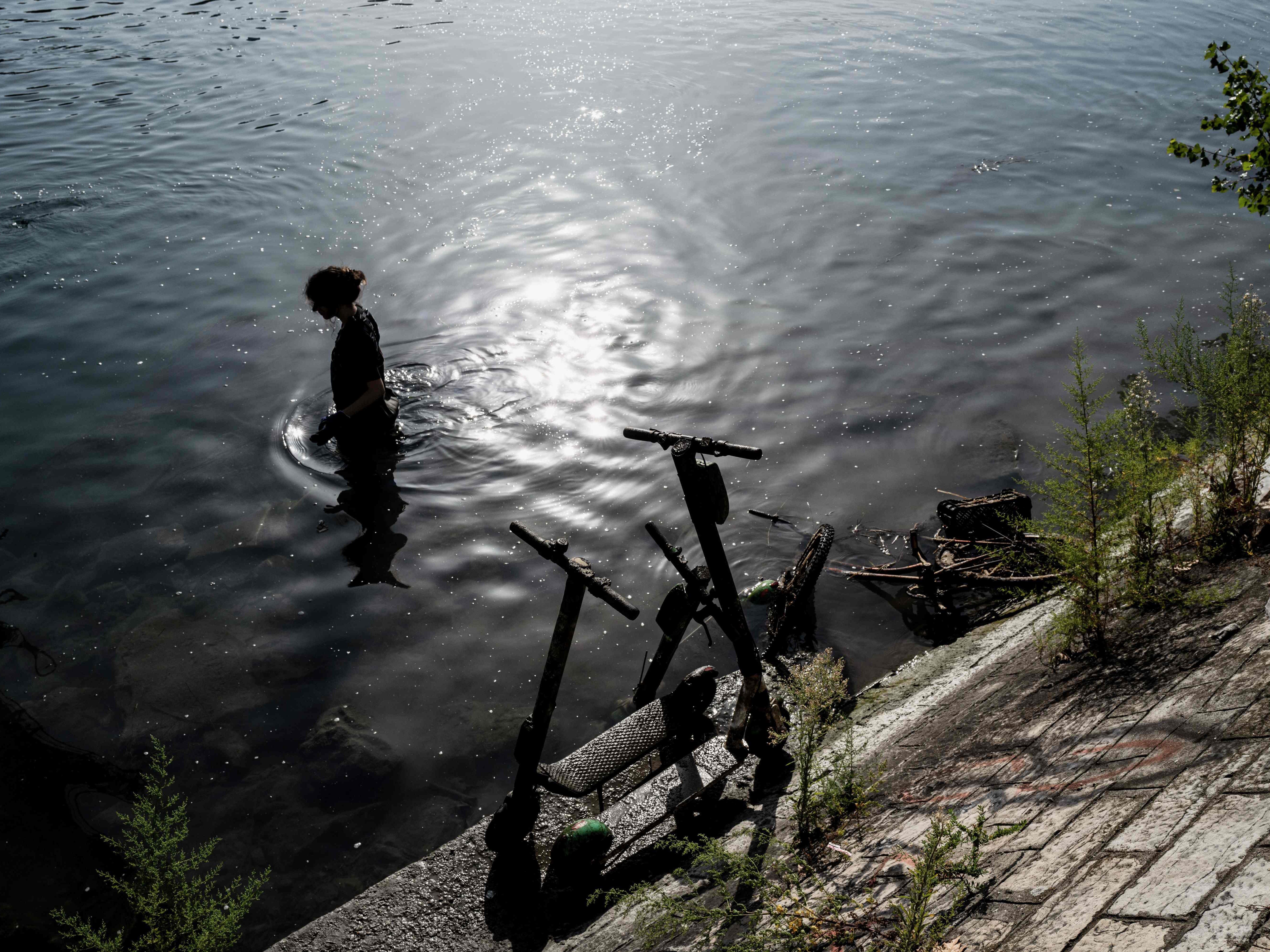 Die Feuerwehr musste die Scooter aus dem Wiener Donaukanal fischen. (Symbolbild)