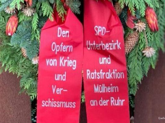 "Den Opfern von Krieg und Verschissmuss" stand auf der Trauerschleife der SPD Mülheim an der Ruhr. "Den Opfern von Krieg und Verschissmuss" stand auf der Trauerschleife der SPD Mülheim an der Ruhr.