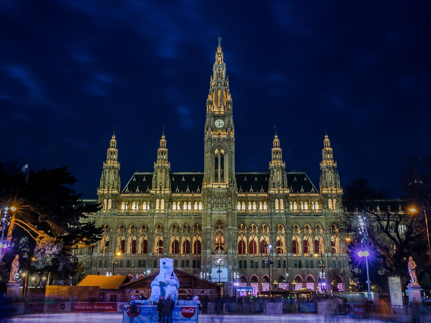 Das Wiener Rathaus wird zur Partylocation für Jugendliche.