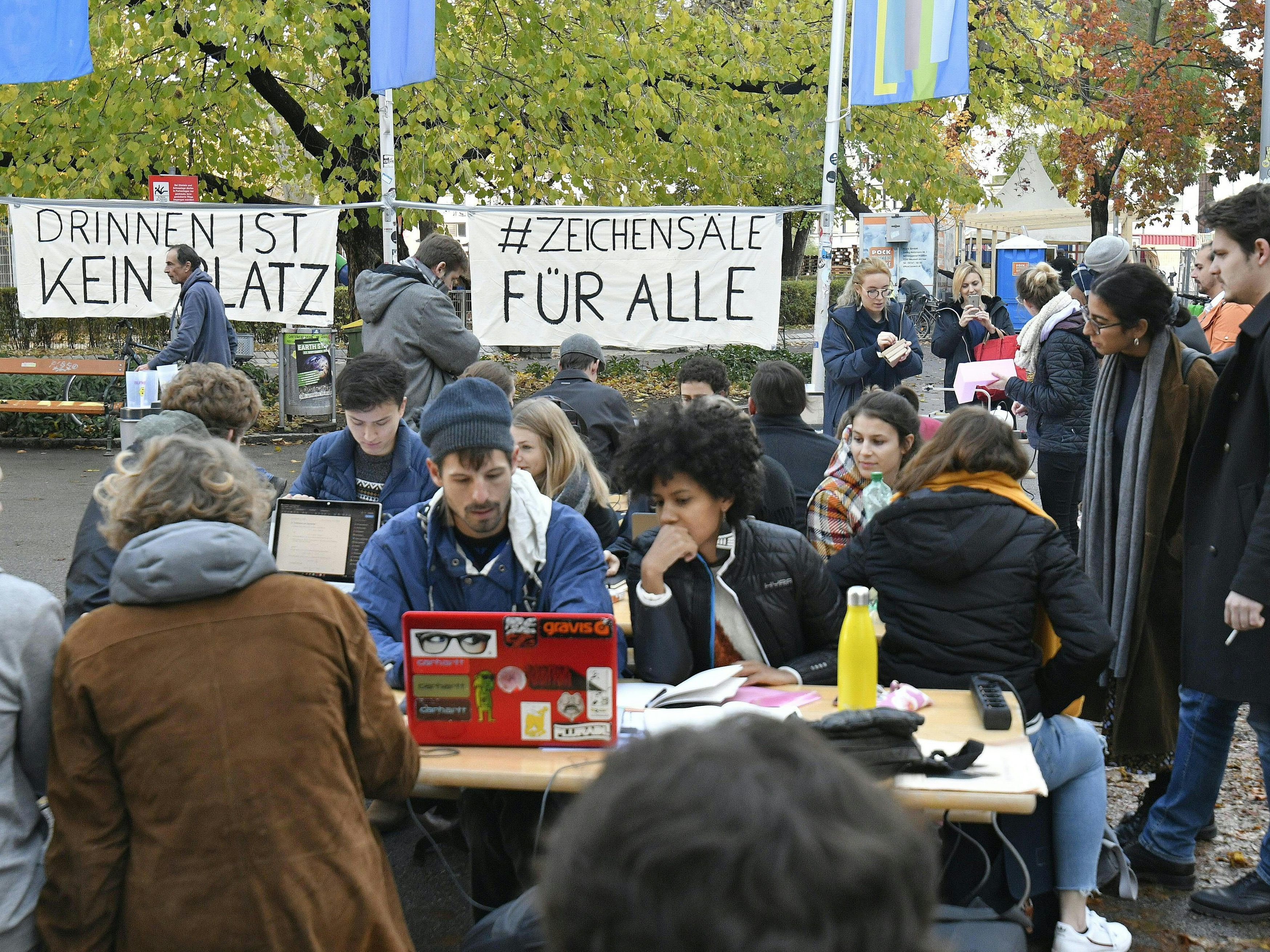 Die Studenten hatten sich auf Heurigentischen improvisierte Arbeitsplätze eingerichtet.