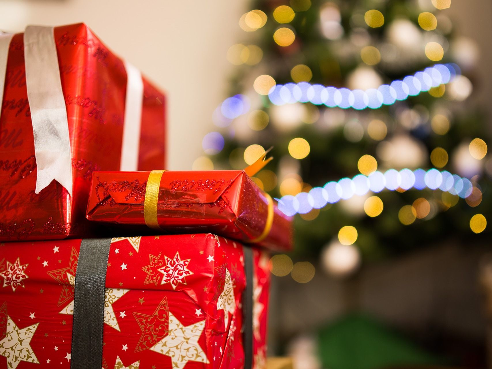 Bücher und Gutscheine sind bei Geschenken besonders beliebt. Bücher und Gutscheine sind bei Geschenken besonders beliebt.