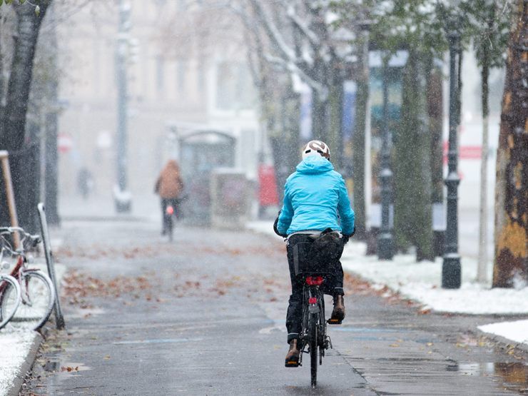 Bei Glatteis und Schnee sollte man das Rad stehen lassen.