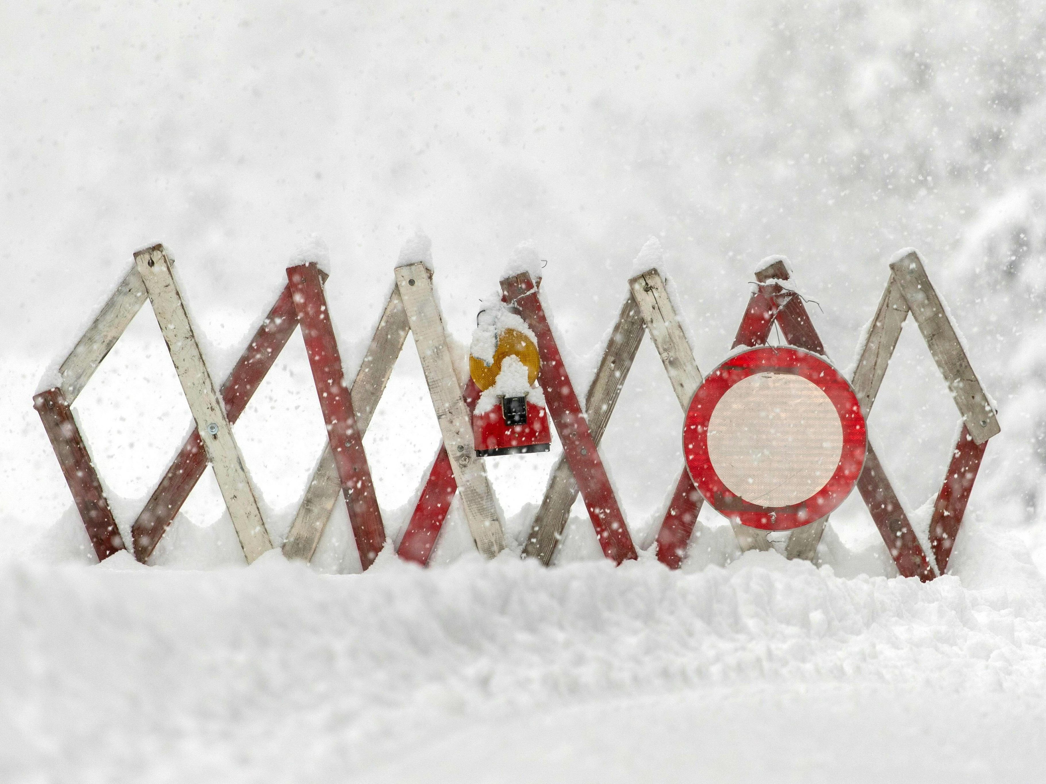 Schneemassen können den Arbeitsweg schon einmal verhindern. Schneemassen können den Arbeitsweg schon einmal verhindern.