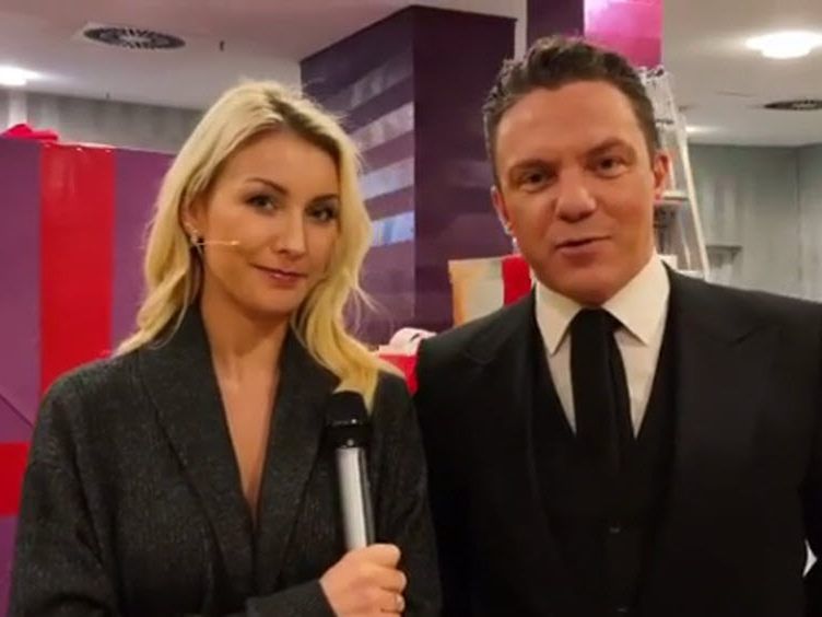 Vor laufenden Kameras