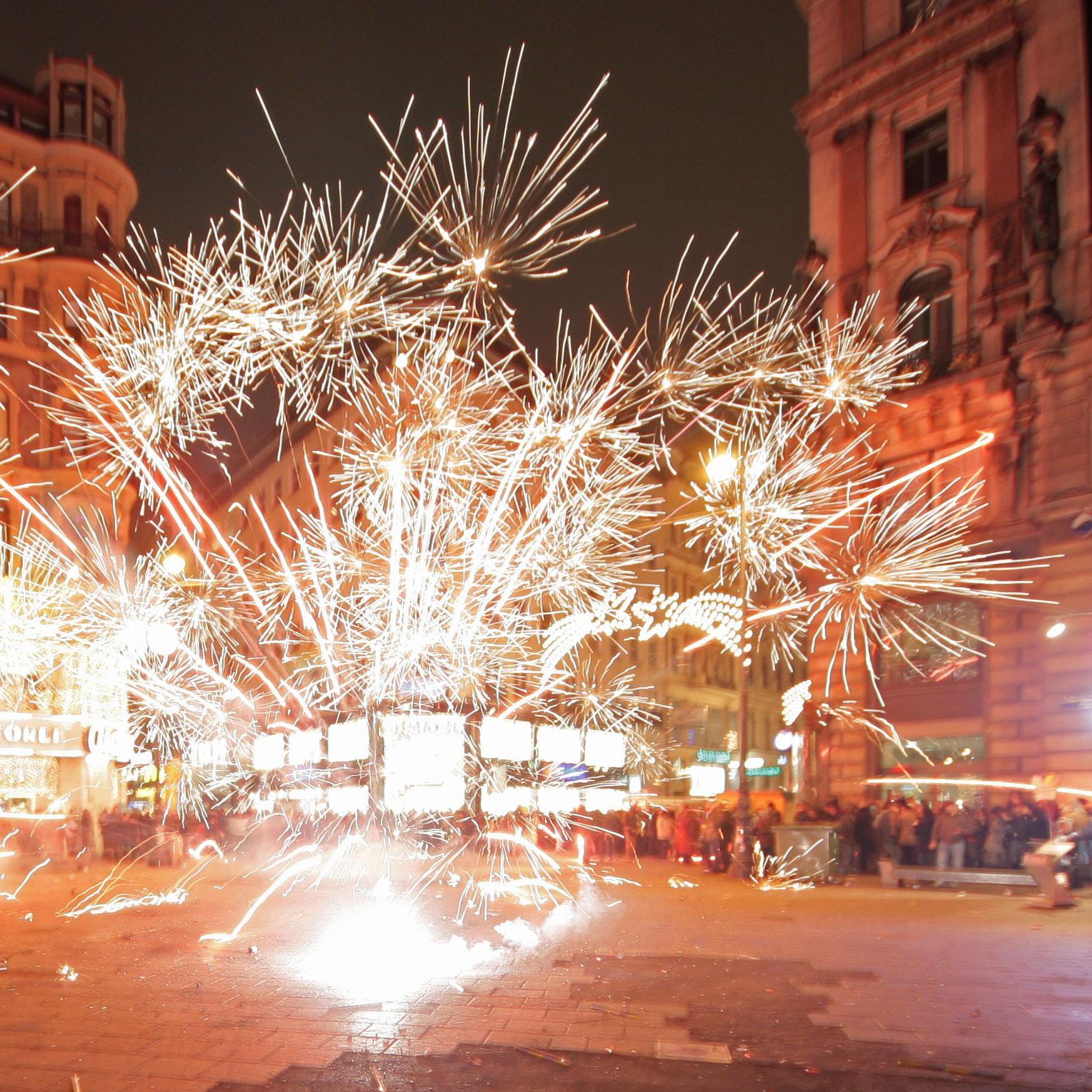 Ein missglückter Raketenstart am Wiener Stephansplatz - ein solcher kann schwere Verletzungen verursachen.