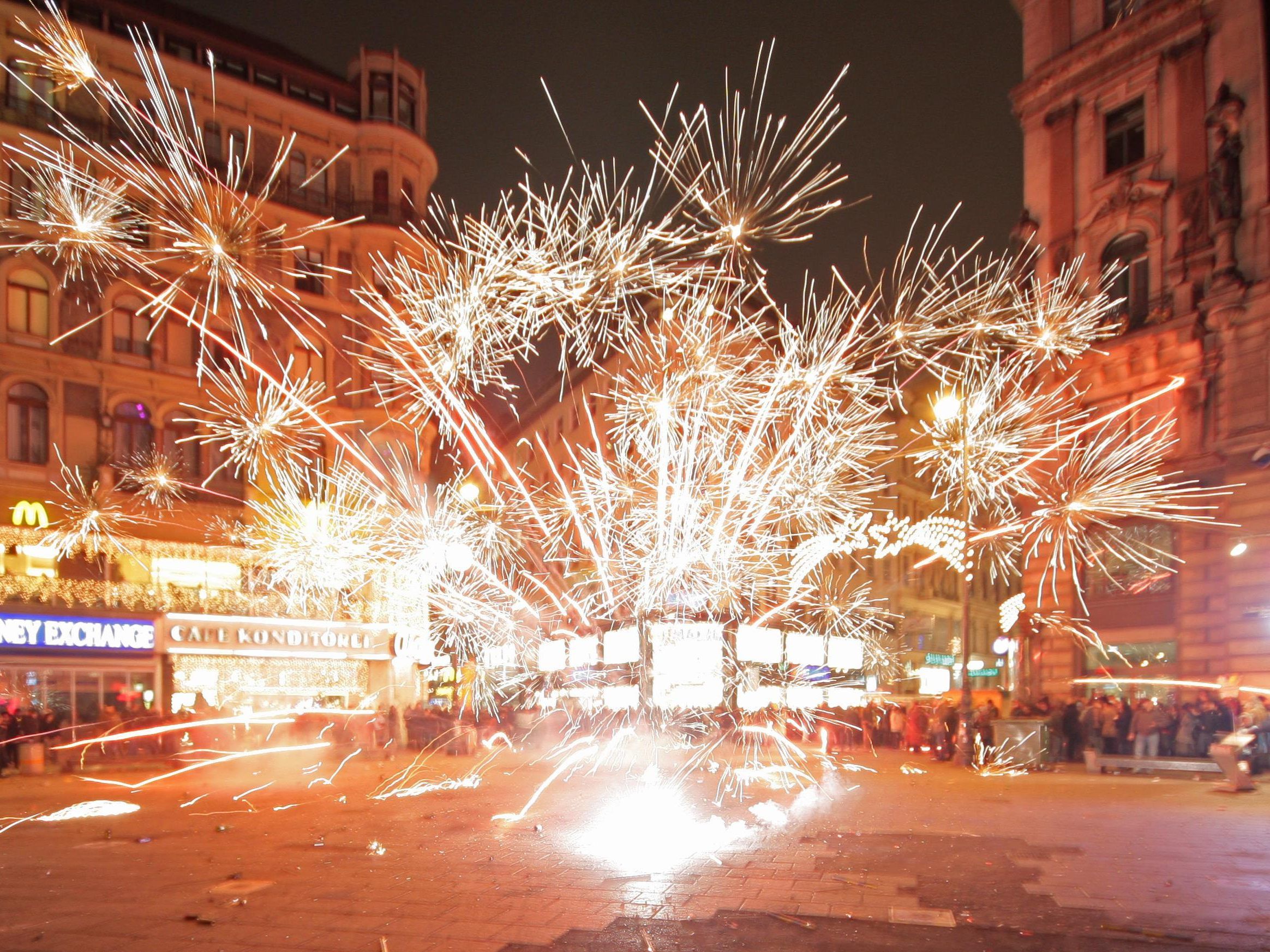 Ein missglückter Raketenstart am Wiener Stephansplatz - ein solcher kann schwere Verletzungen verursachen.