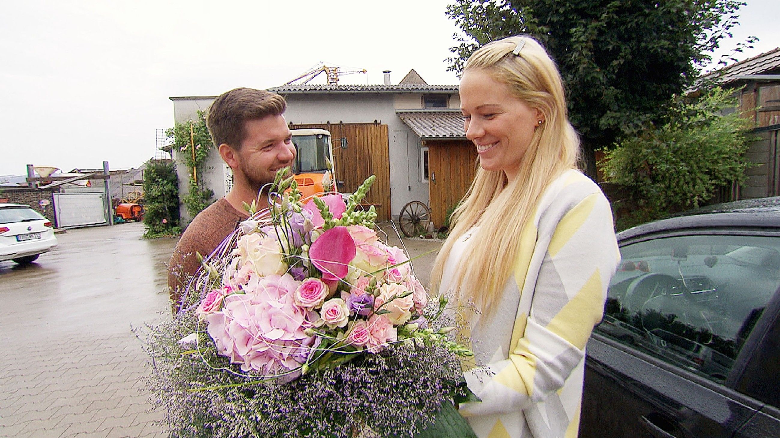 Beim Wiedersehen mit Carina gab sich Schweinebauer Michael noch richtig Mühe. Beim Wiedersehen mit Carina gab sich Schweinebauer Michael noch richtig Mühe.
