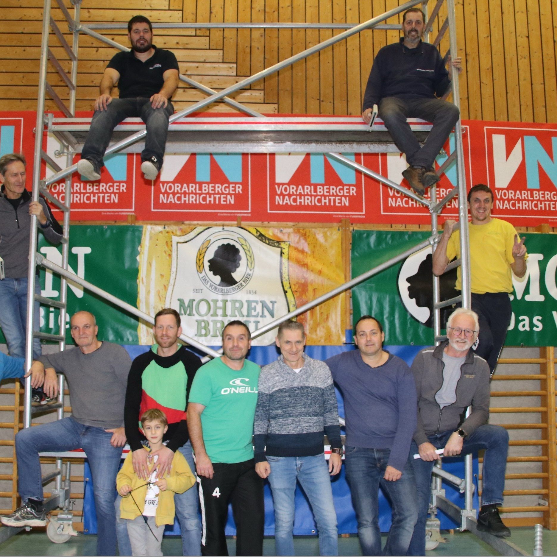 Eine kurze Arbeitspause für den Fotografen, vorne von links: Adi Fischer, Peter Neubauer, Bernd Elsler, Andi Fiel, Marco Pehr, Jürgen Erath, Günter Lins;Georg Dür, Thomas Fetz (beide in der Mitte); Andreas Hinteregger, Josef Hinteregger (beide oben)