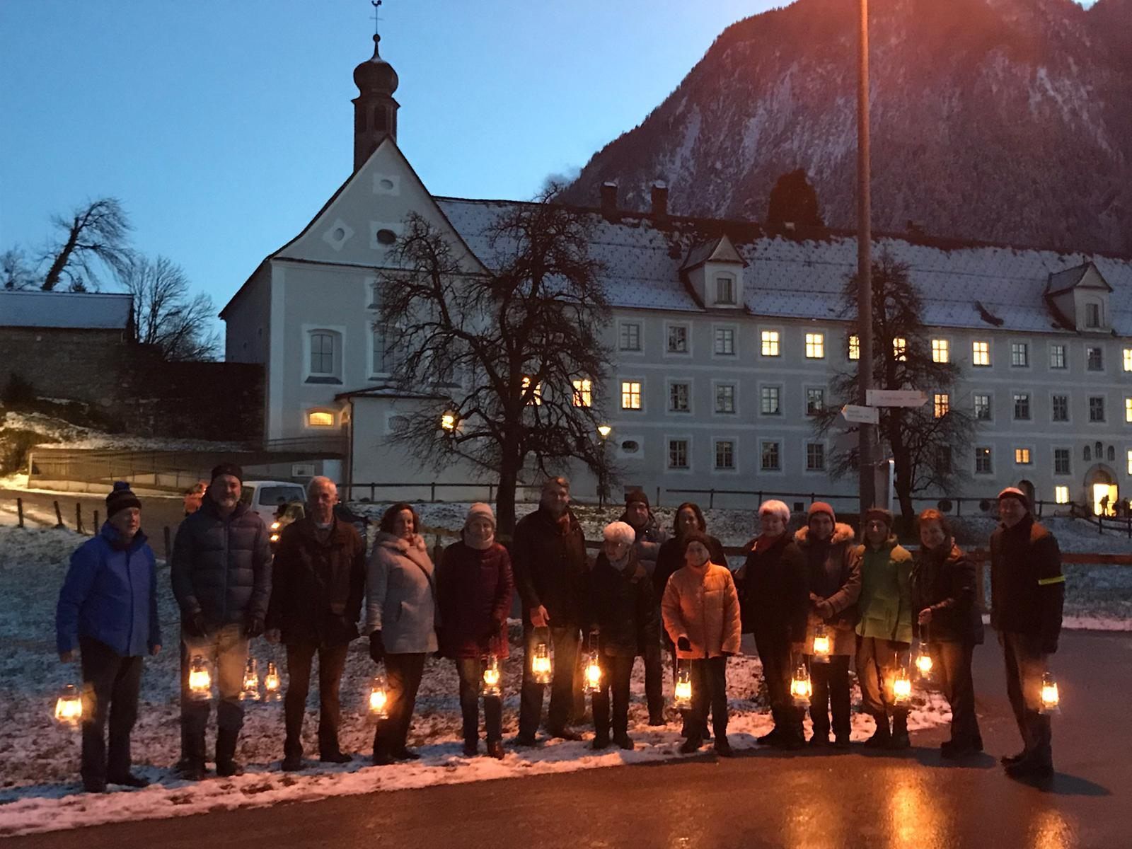 Die Heberssuchenden vor dem Kloster St. Peter