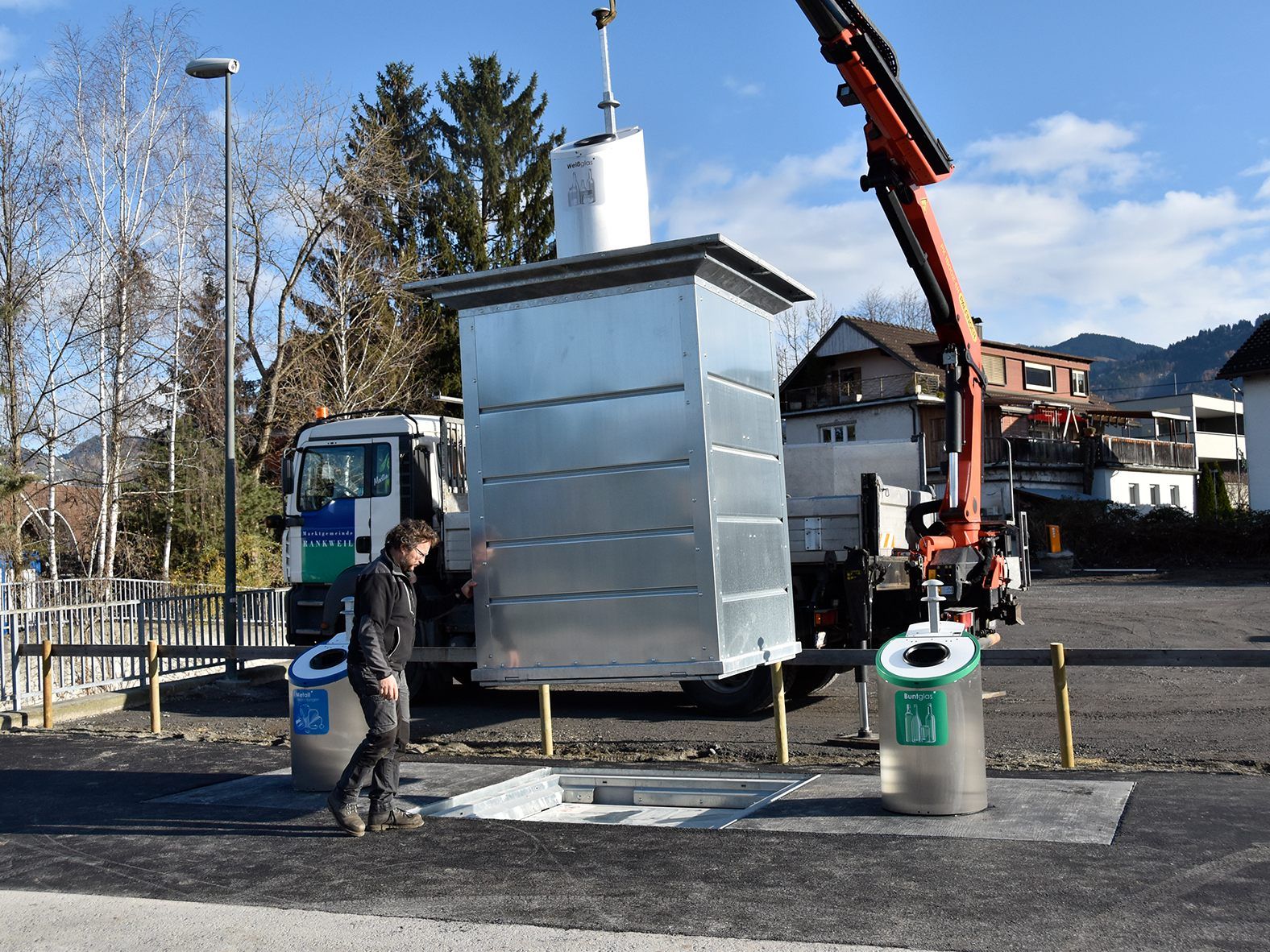 Entleerung der unterirdischen Container am Bahnhof Rankweil mittels Kran-LKW Entleerung der unterirdischen Container am Bahnhof Rankweil mittels Kran-LKW