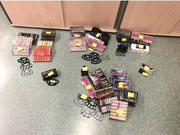 Die Polizei konnte die Jugendlichen anhalten und die verbotenen Gegenstände sicherstellen.