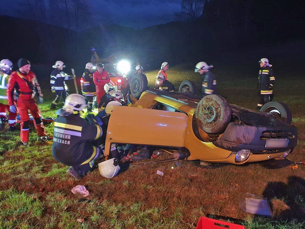 Der Arm des Lenkers wurde unter dem Pkw eingeklemmt. Der Arm des Lenkers wurde unter dem Pkw eingeklemmt.