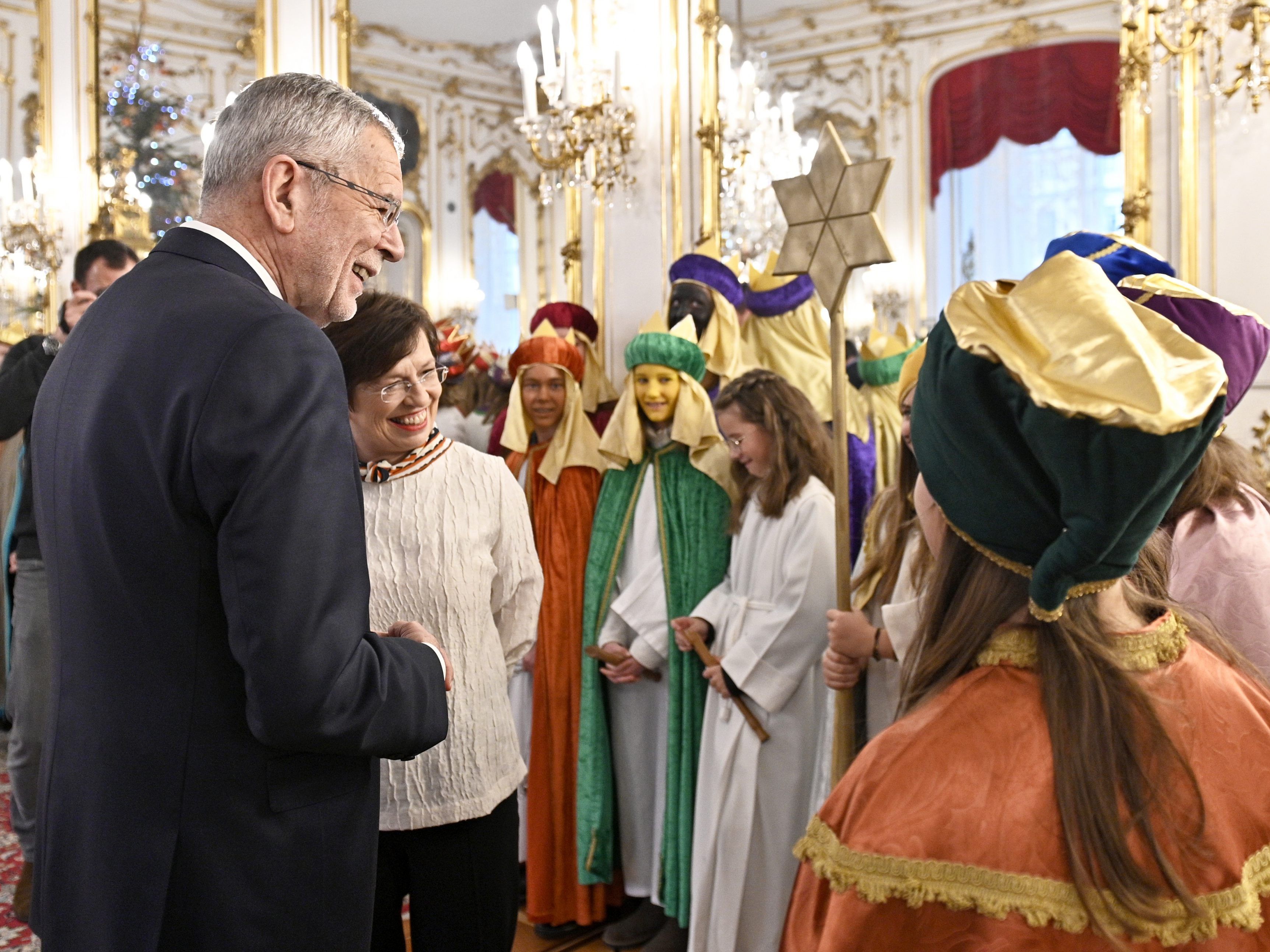 Die Sternsinger werden auch heuer wieder Bundespräsident Alexander Van der Bellen in der Wiener Hofburg einen Besuch abstatten. Die Sternsinger werden auch heuer wieder Bundespräsident Alexander Van der Bellen in der Wiener Hofburg einen Besuch abstatten.