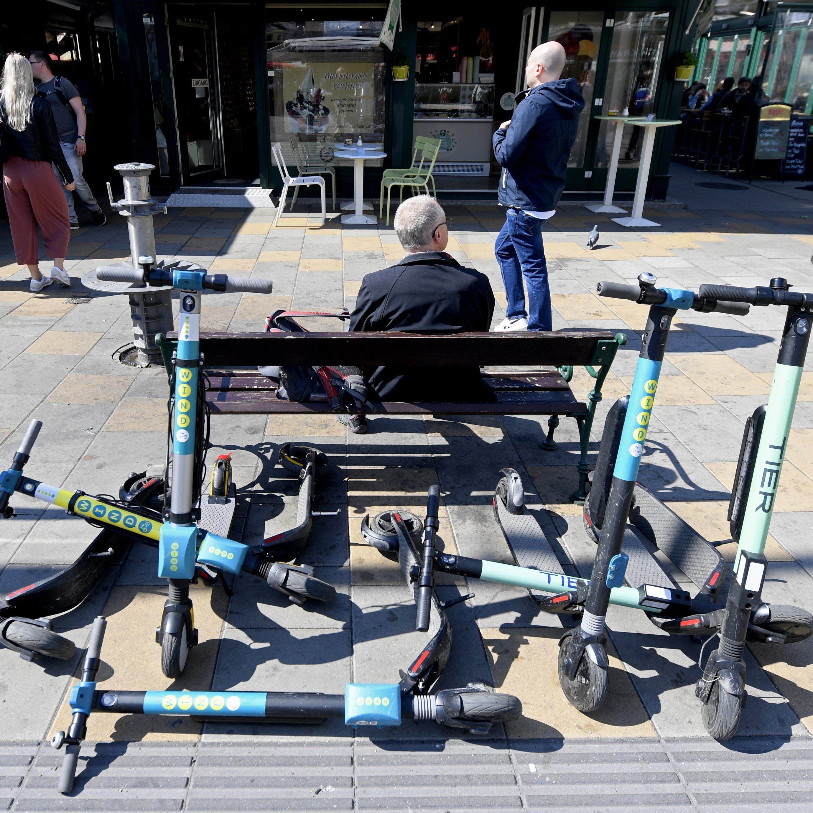 Falsch abgestellte E-Scooter sollen schon bald der Vergangenheit angehören.