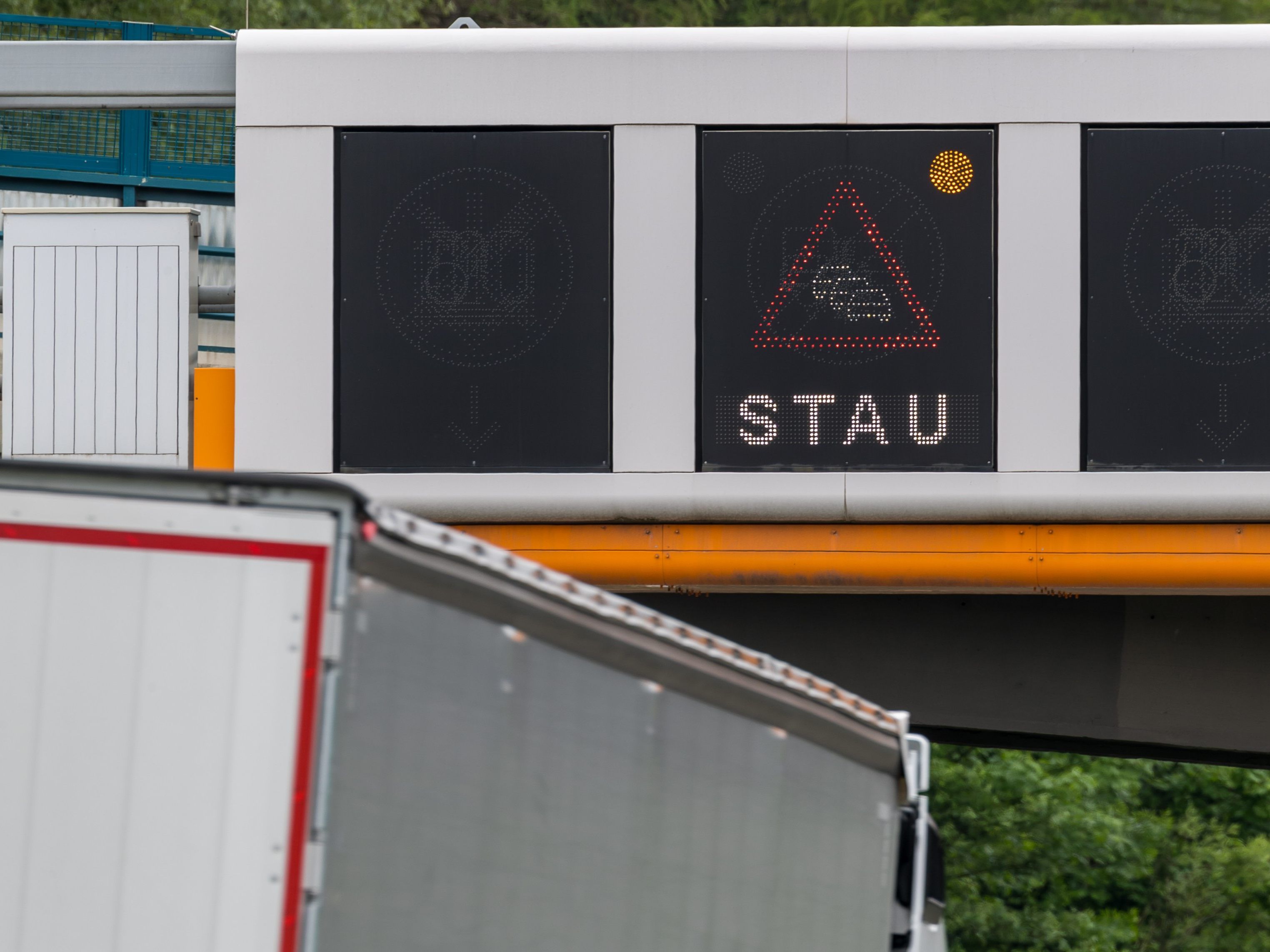 Auf der A22 Richtung Wien gibt es einen kilometerlangen Stau.