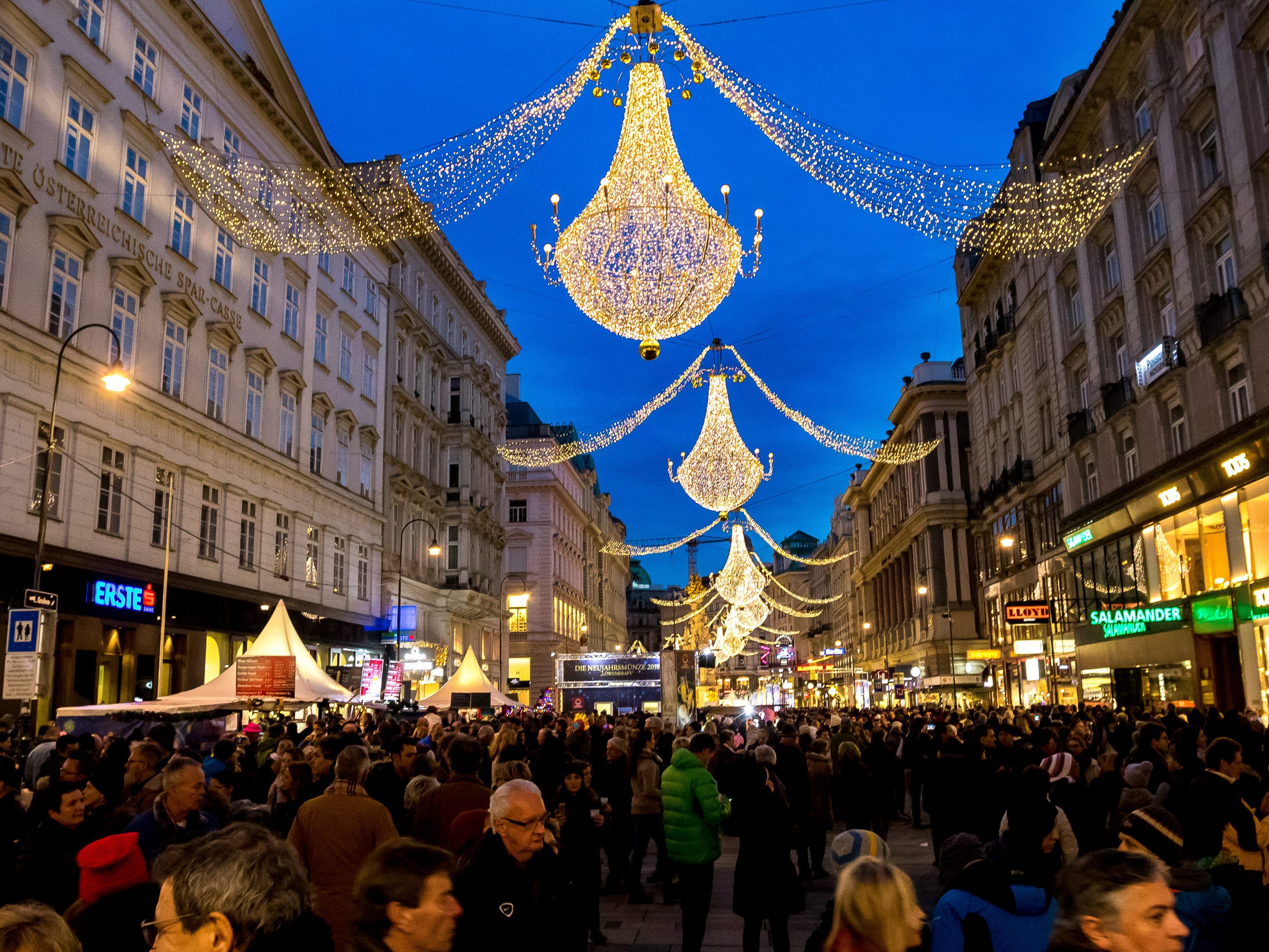 Der Aufbau zum Wiener Silvesterpfad 2019/20 ist in vollem Gange. Der Aufbau zum Wiener Silvesterpfad 2019/20 ist in vollem Gange.