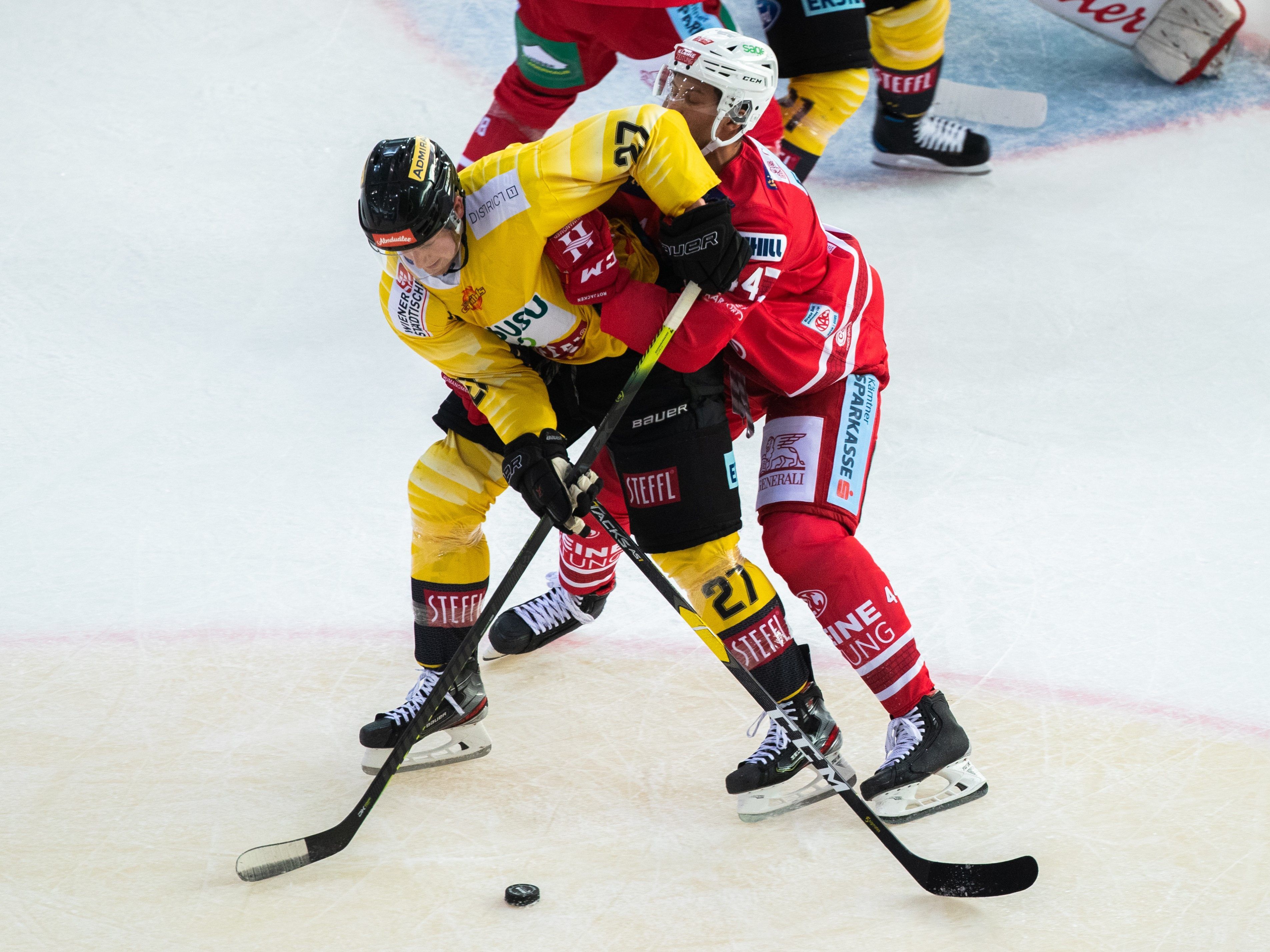 Vienna Capitals-Spieler Patrick Kittinger wurde von KAC-Verteidiger Michael Kernberger verletzt. Nun ist dieser gesperrt.