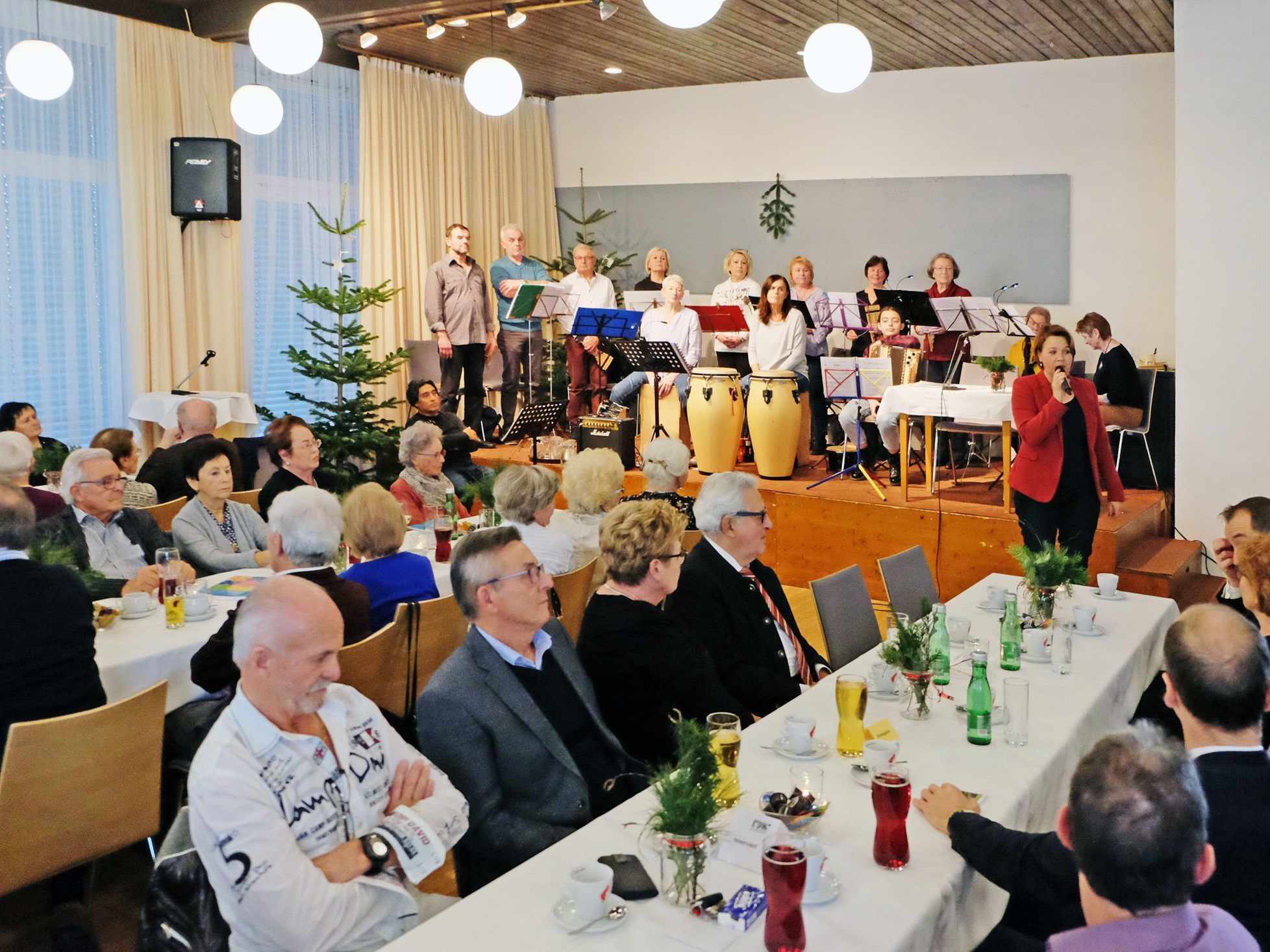 Bürgermeisterin Andrea Kaufmann richtete Grußworte an die Teilnehmer der Adventsfeieier.