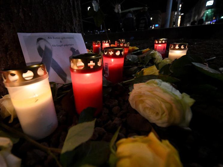 Kerzen und Blumen für den Verstorbenen Kerzen und Blumen für den Verstorbenen