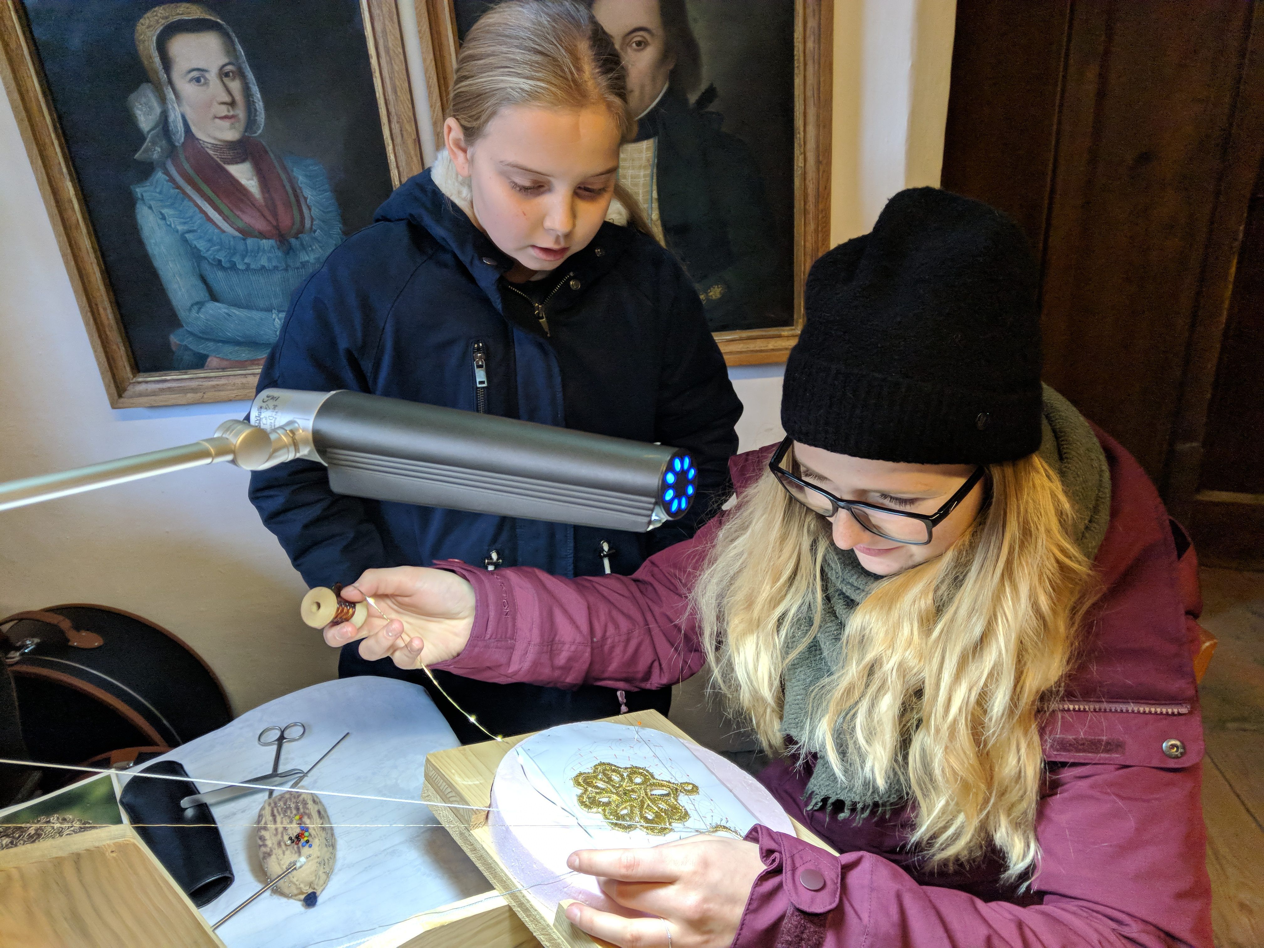 Stefanie zeigt Pauline die ersten Schritte.