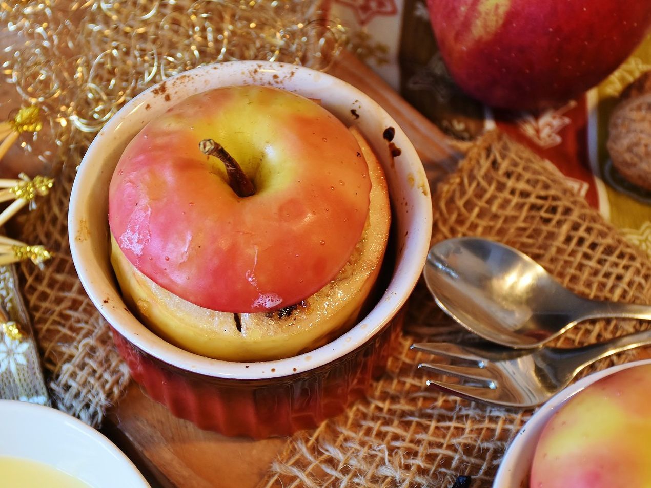 Der köstliche Bratapfel als Dessert für die Vorweihnachtsszeit.