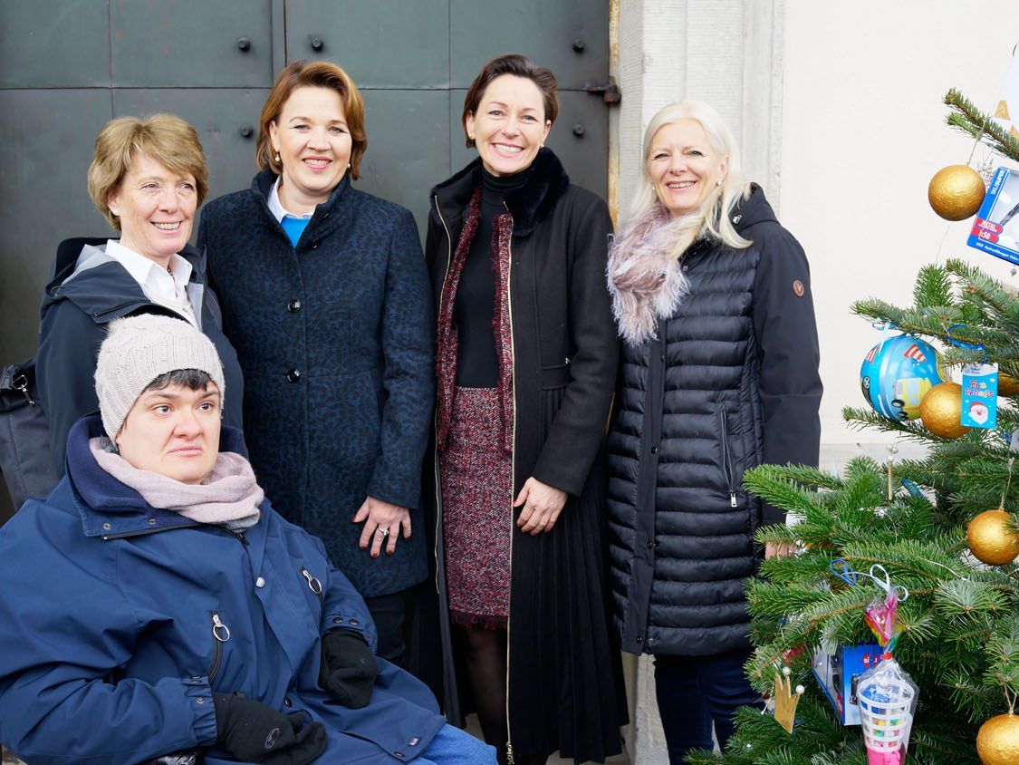 Lebenshilfe-Präsidentin Adriane Feurstein mit Tochter Nora, Bgm. Andrea Kaufmann, LR Martina Rüscher und Lebenshilfe-Geschäftsführerin Michaela Wagner-Braito. Lebenshilfe-Präsidentin Adriane Feurstein mit Tochter Nora, Bgm. Andrea Kaufmann, LR Martina Rüscher und Lebenshilfe-Geschäftsführerin Michaela Wagner-Braito.