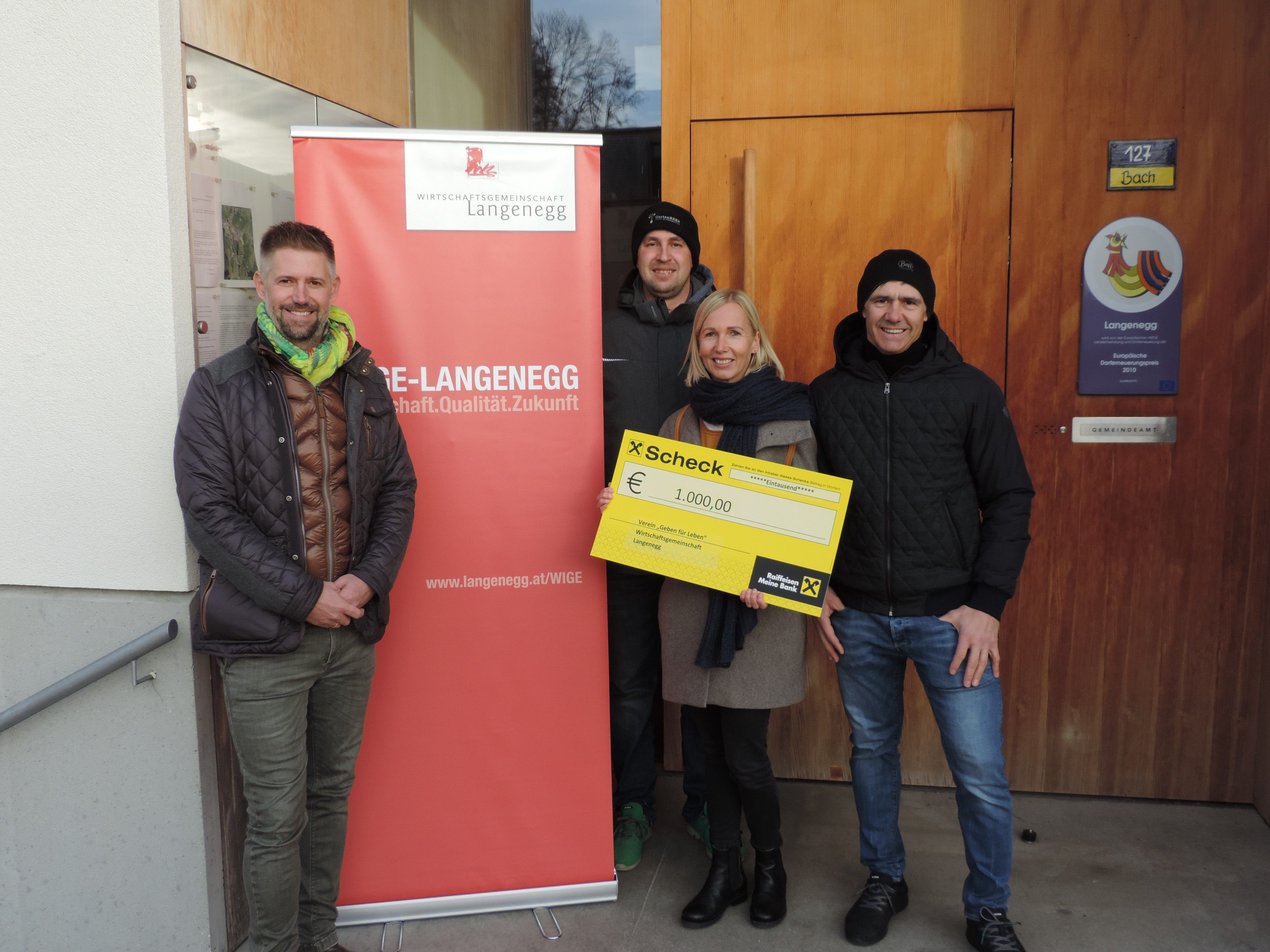 Thomas Konrad, Christof Beer und Josef Steurer (Wirtschaftsgemeinschaft) übergaben den Scheck an Monika Schöpf (Verein Geben für Leben).