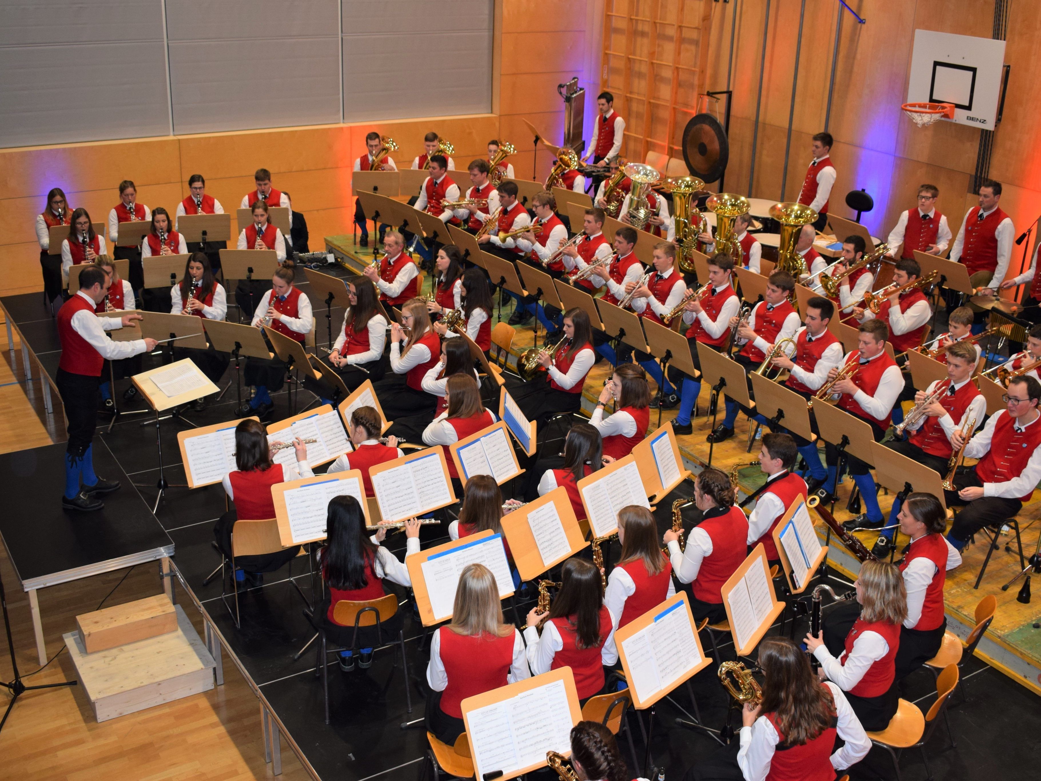 70 Lingenauer Musikanten und Musikantinnen boten einen interessanten Konzertabend mit vielen musikalischen Highlights. 70 Lingenauer Musikanten und Musikantinnen boten einen interessanten Konzertabend mit vielen musikalischen Highlights.