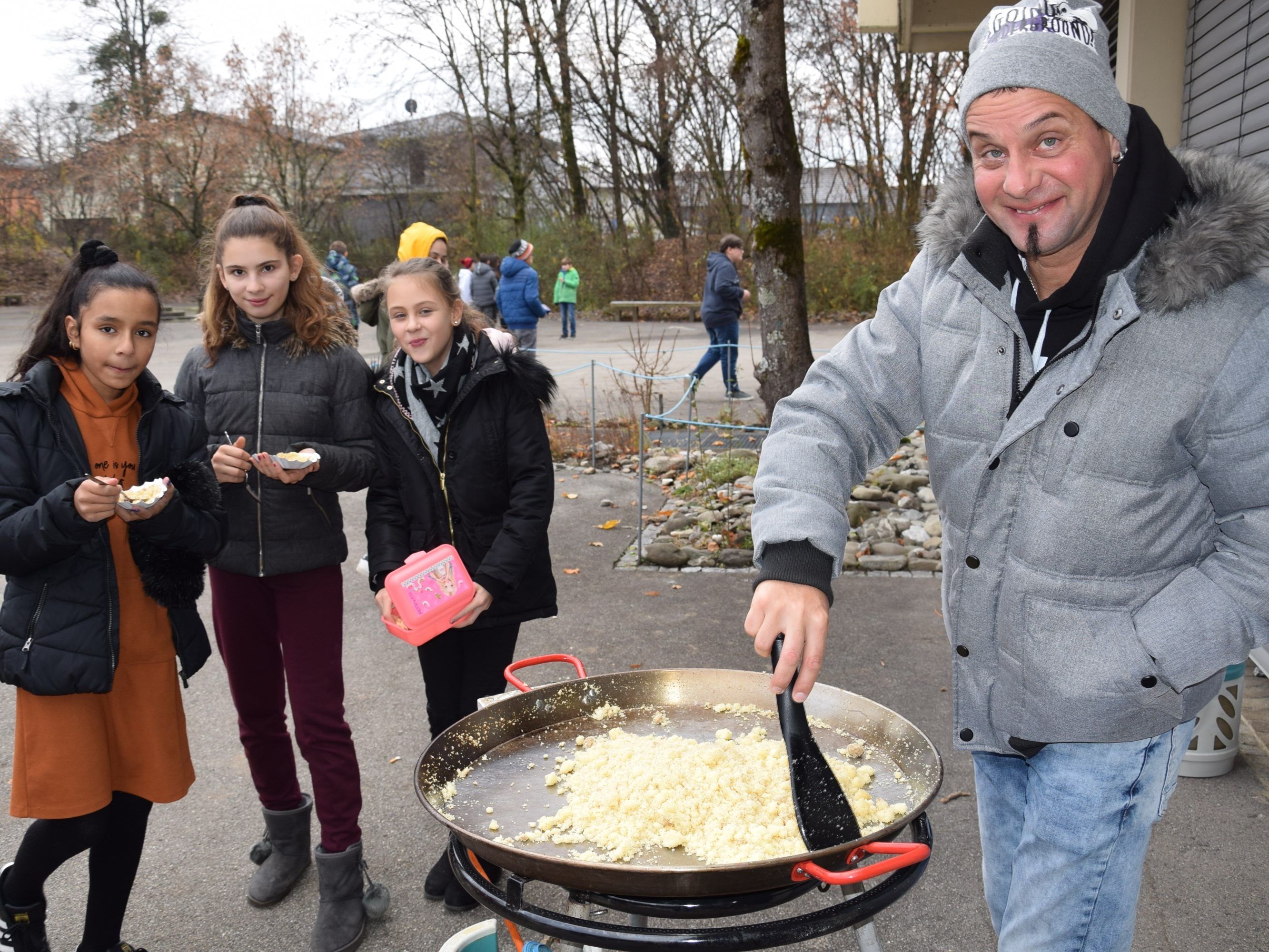 Riebelkoch Peter Kathan mit Sude, Alina und Selina. Riebelkoch Peter Kathan mit Sude, Alina und Selina.